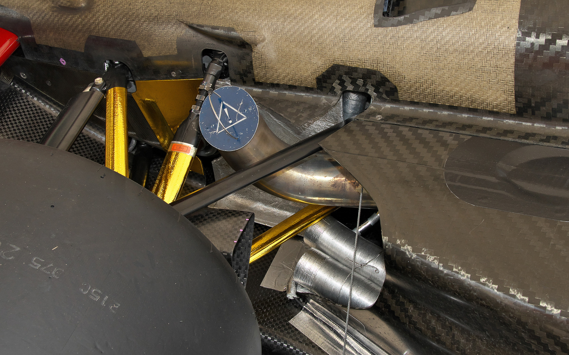 アカトラの排気系。メイン排気管の下に2本のサブ排気管が見える