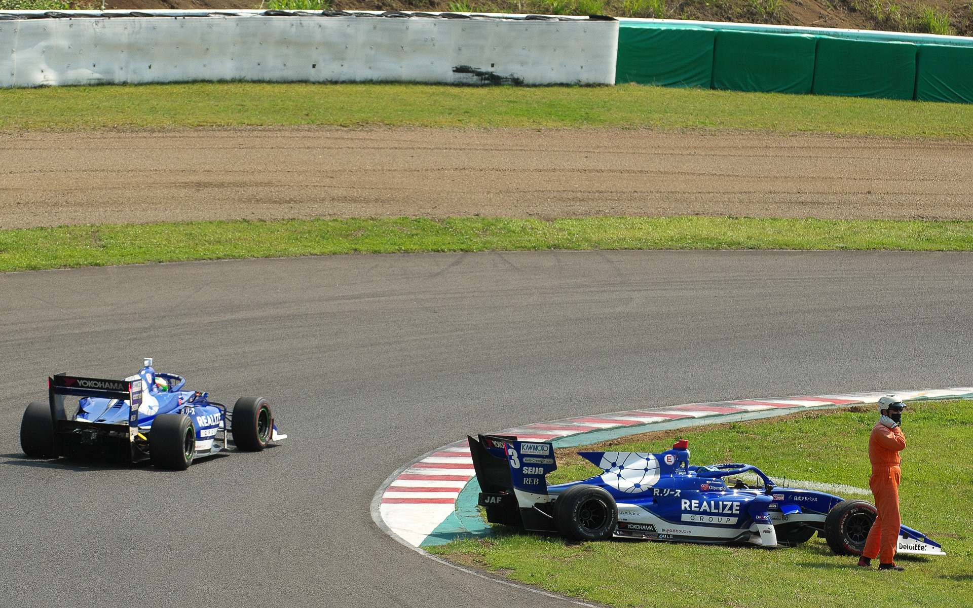 スピンしてしまった3号車。スタート直前の雨で芝が滑るようになってしまったためか脱出できず。1度目のセーフティカーが出た