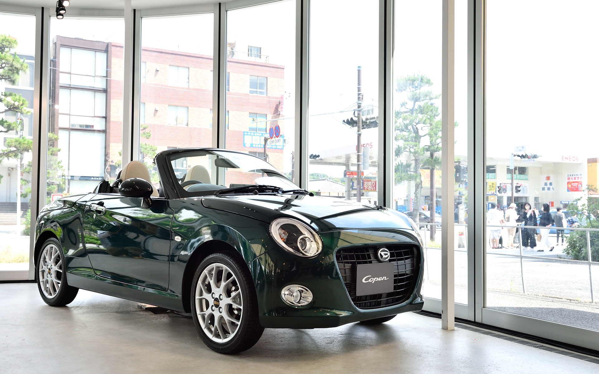 コペン 20周年特別仕様車。販売台数は1000台限定。6月20日から先行受注を開始するが、正式発売は9月を予定しており、価格は発売時に明かされるとのこと。アイボリー色の本革シートや、初代コペンのエンブレムなどの採用に加え、運転席側のスカッフプレートにはシリアルナンバーが刻まれる