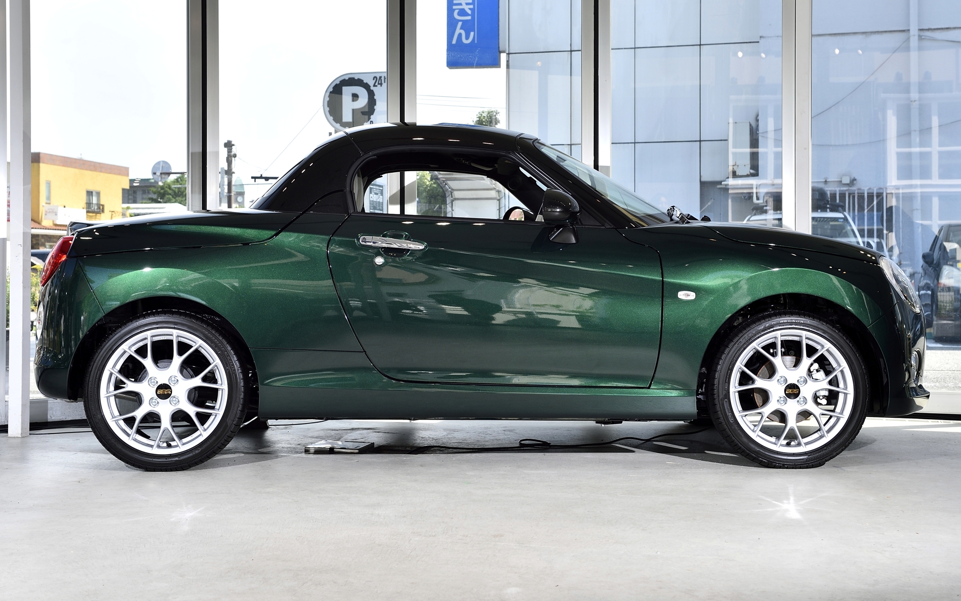 コペンの特徴でもある電動開閉式ルーフ「アクティブトップ」も健在