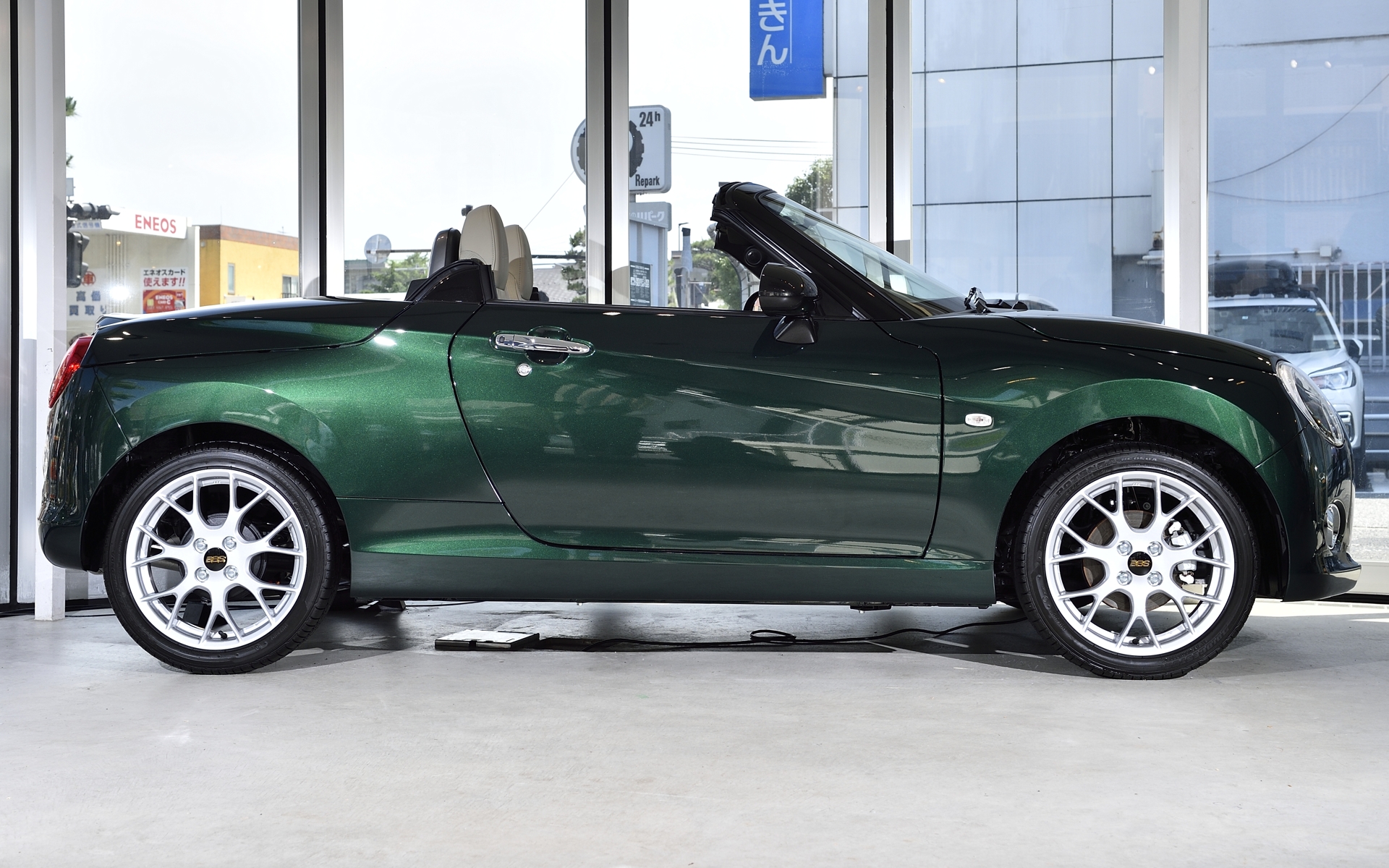 コペンの特徴でもある電動開閉式ルーフ「アクティブトップ」も健在