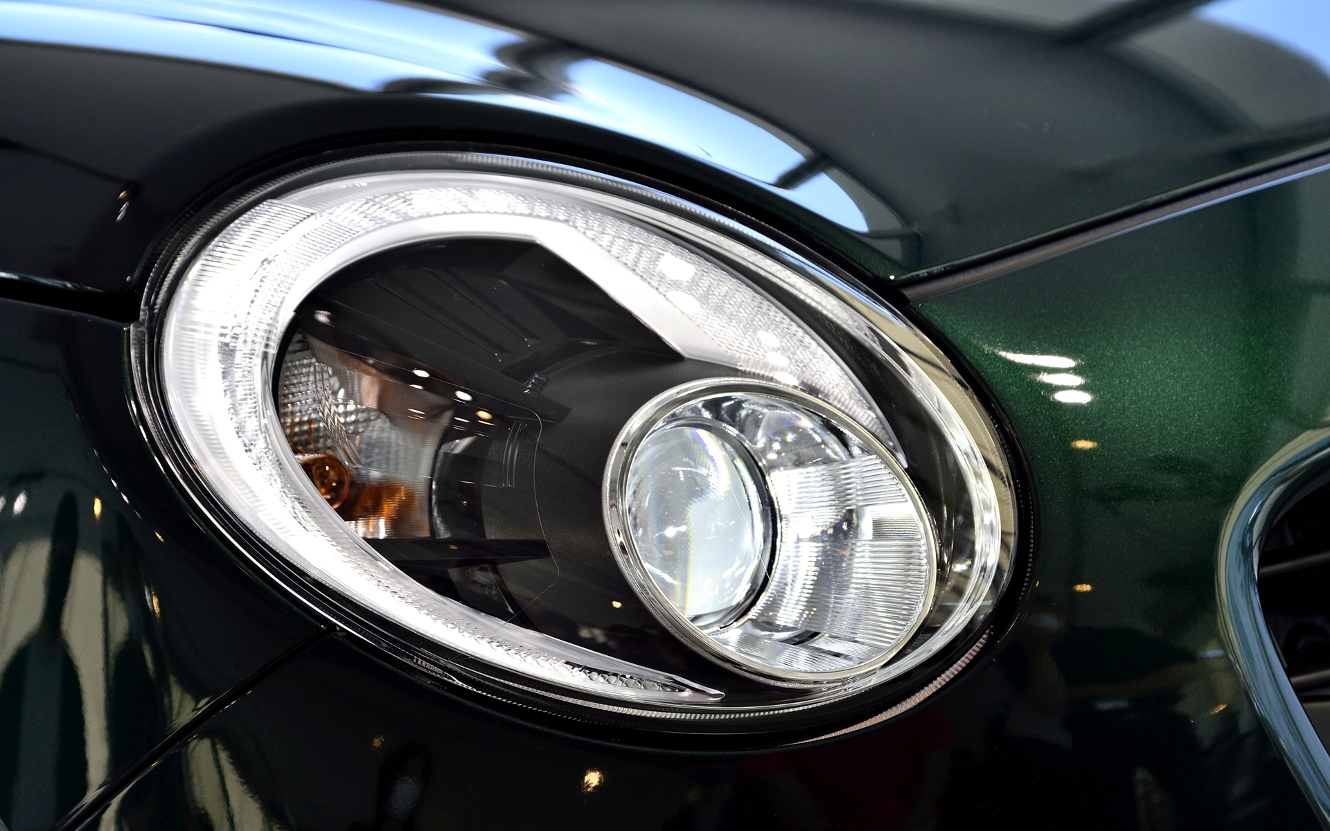 専用のBi-Angle LED ヘッドライト（LEDヘッドライトクリアランスランプ/オートライト付/ブラックエクステンション加飾）