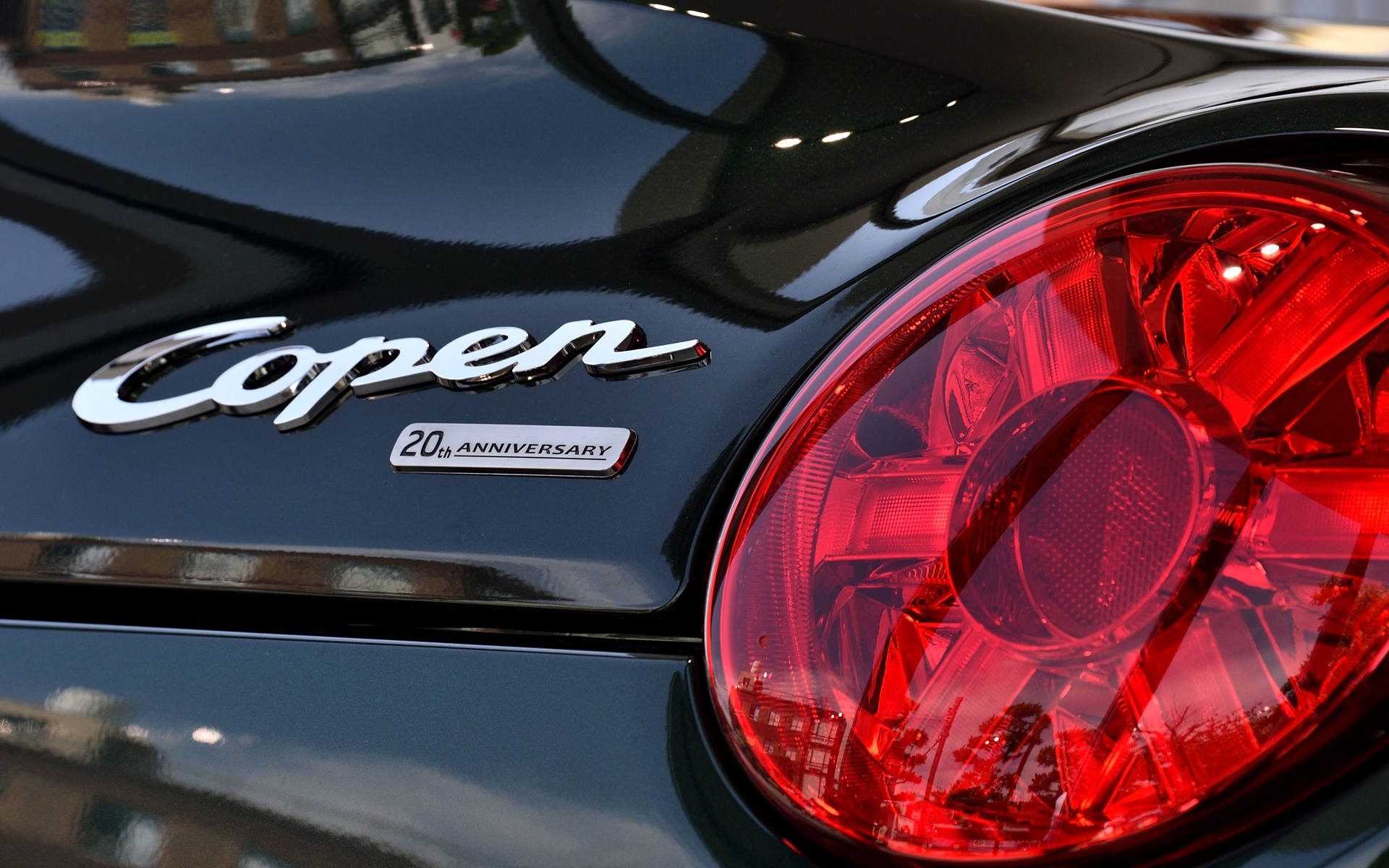 初代コペンの筆記体エンブレムを復刻。20周年記念エンブレムも装着される