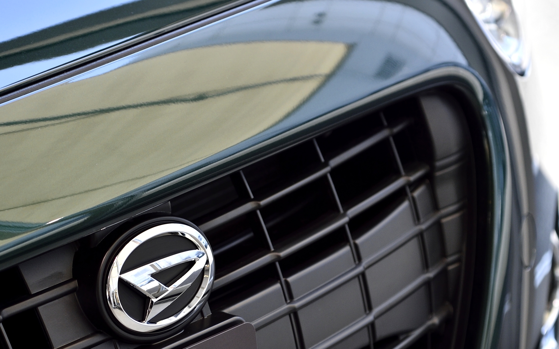 フロントのダイハツエンブレムも初代コペンのもの