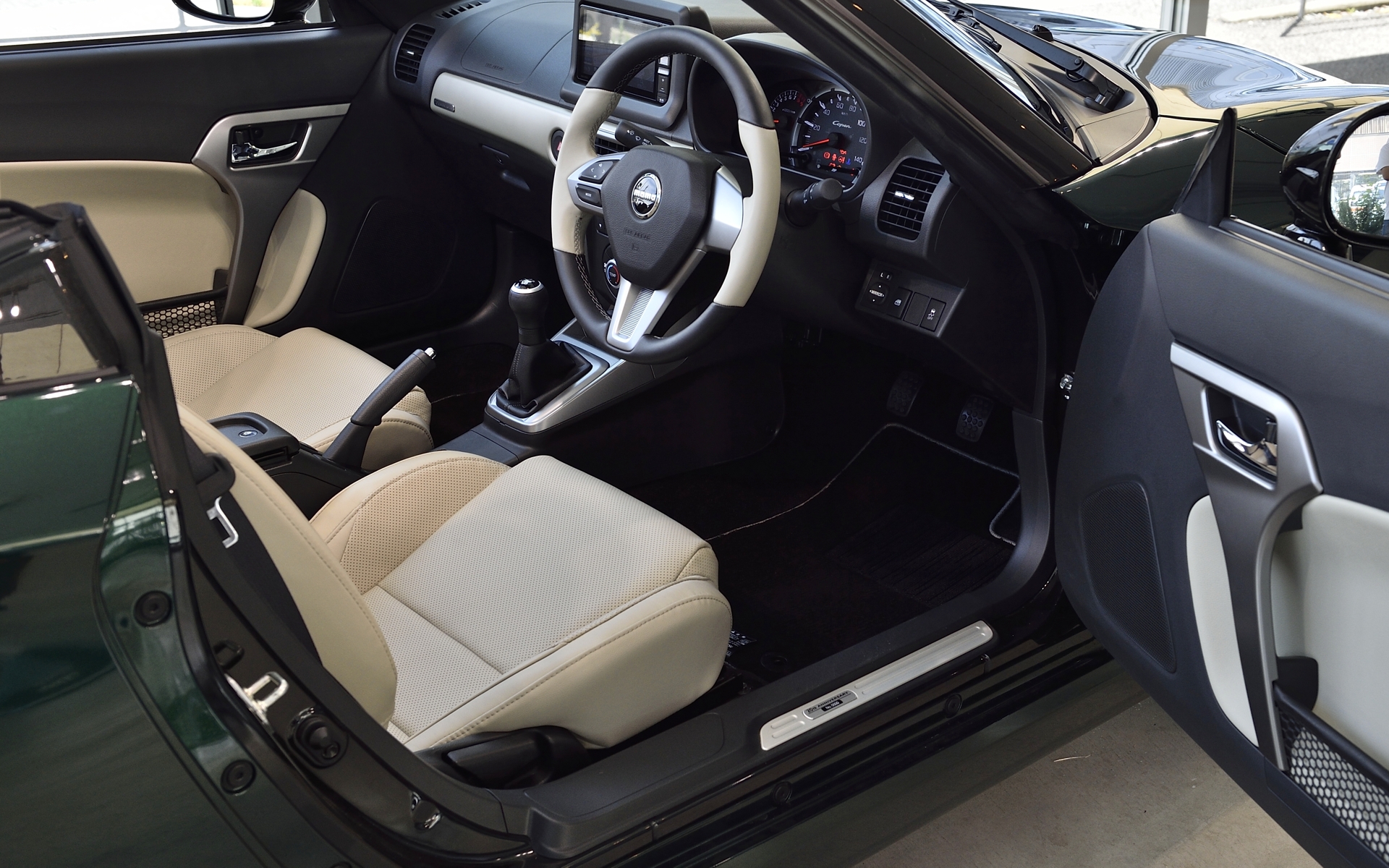 「上質」をテーマに、初代コペンで好評だったという本革シートを採用。シートと同色のアイボリーをインパネガーニッシュとステアリングにも用いることで、色のつながりと落ち着きのある印象を付与している