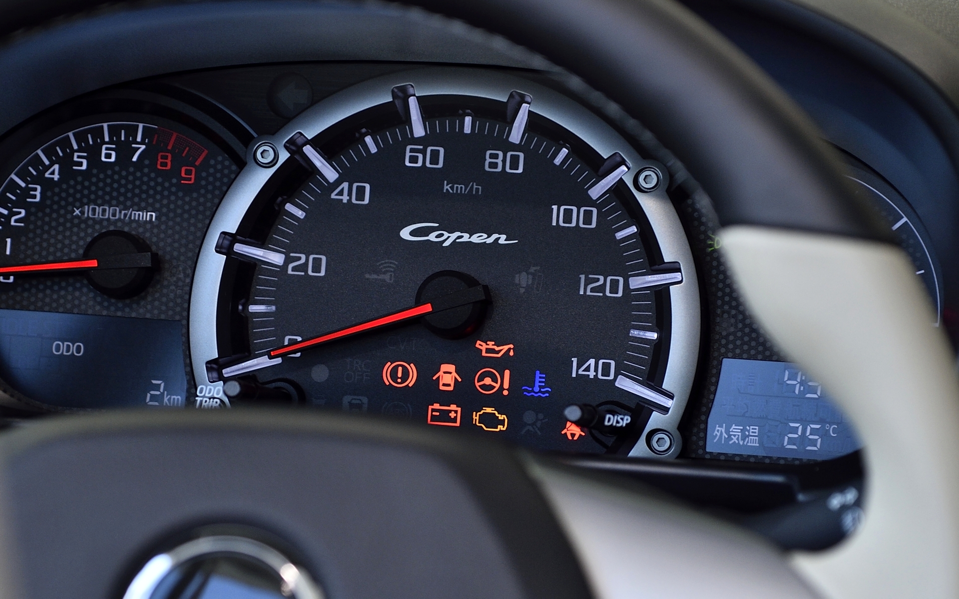 自発光式3眼メーターは針の色が赤に変更されスポーティな印象に。コペンの車名ロゴが与えられる
