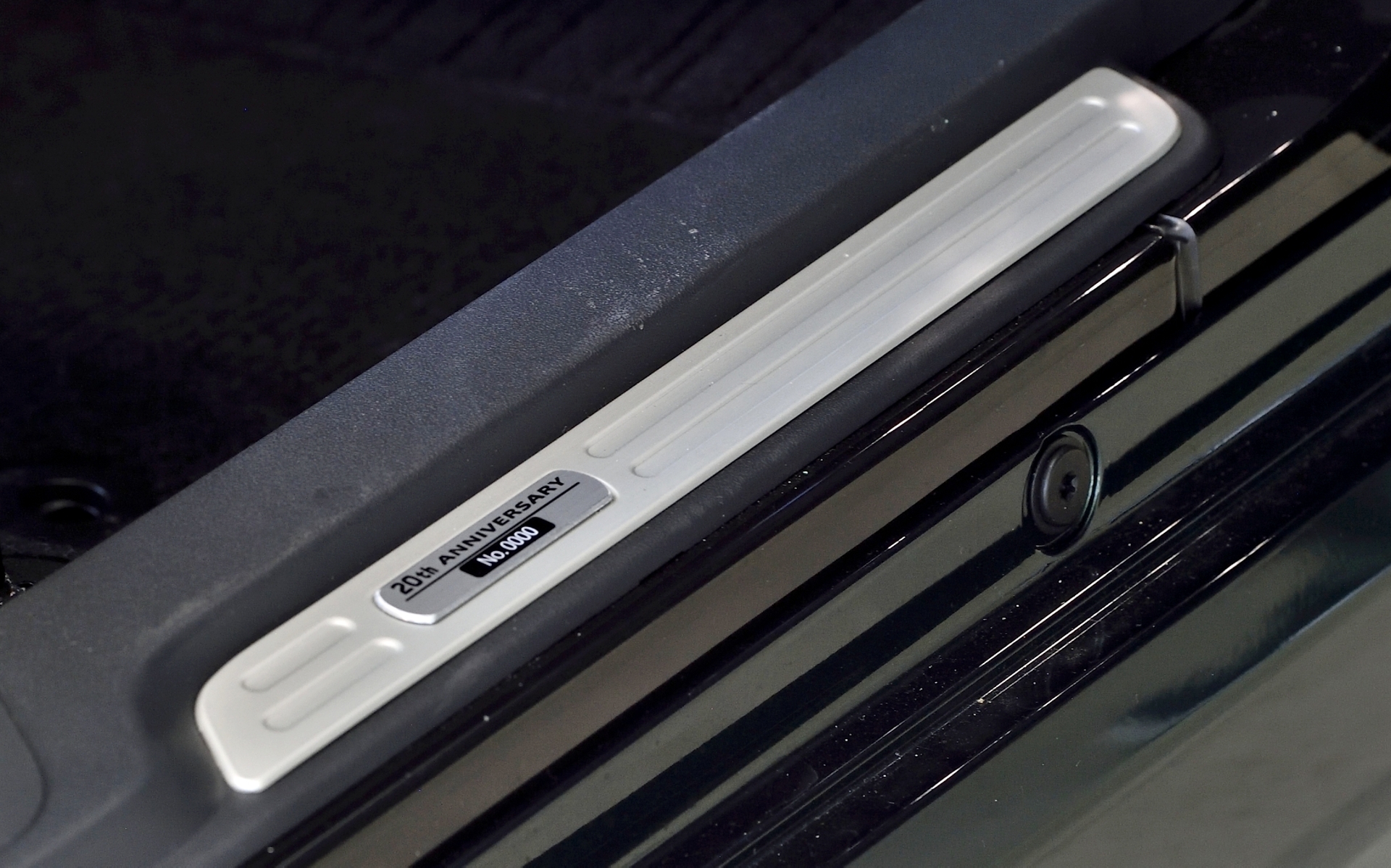 運転席側のスカッフプレートにはシリアルナンバーが刻まれる