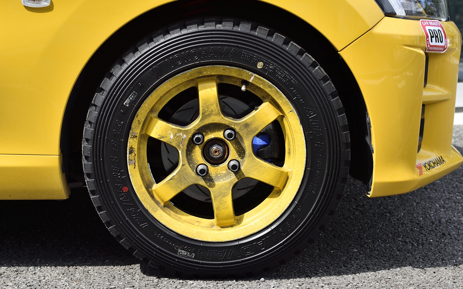 ホイールはレイズ「TE37」。ブレーキはローターのみ交換されている