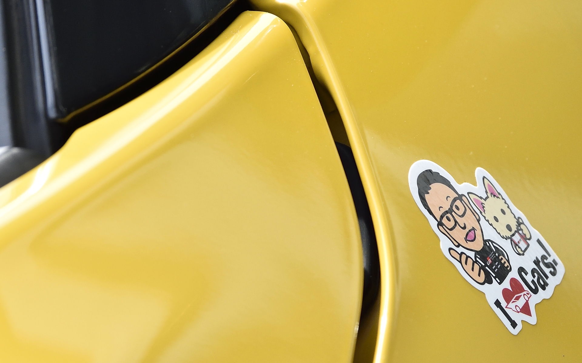 助手席側のドアにはトヨタ自動車 代表取締役社長 豊田章男氏がモータースポーツ活動をする際の仮の姿（？）となる、モリゾウ選手の“お墨付き”ステッカーが貼られている