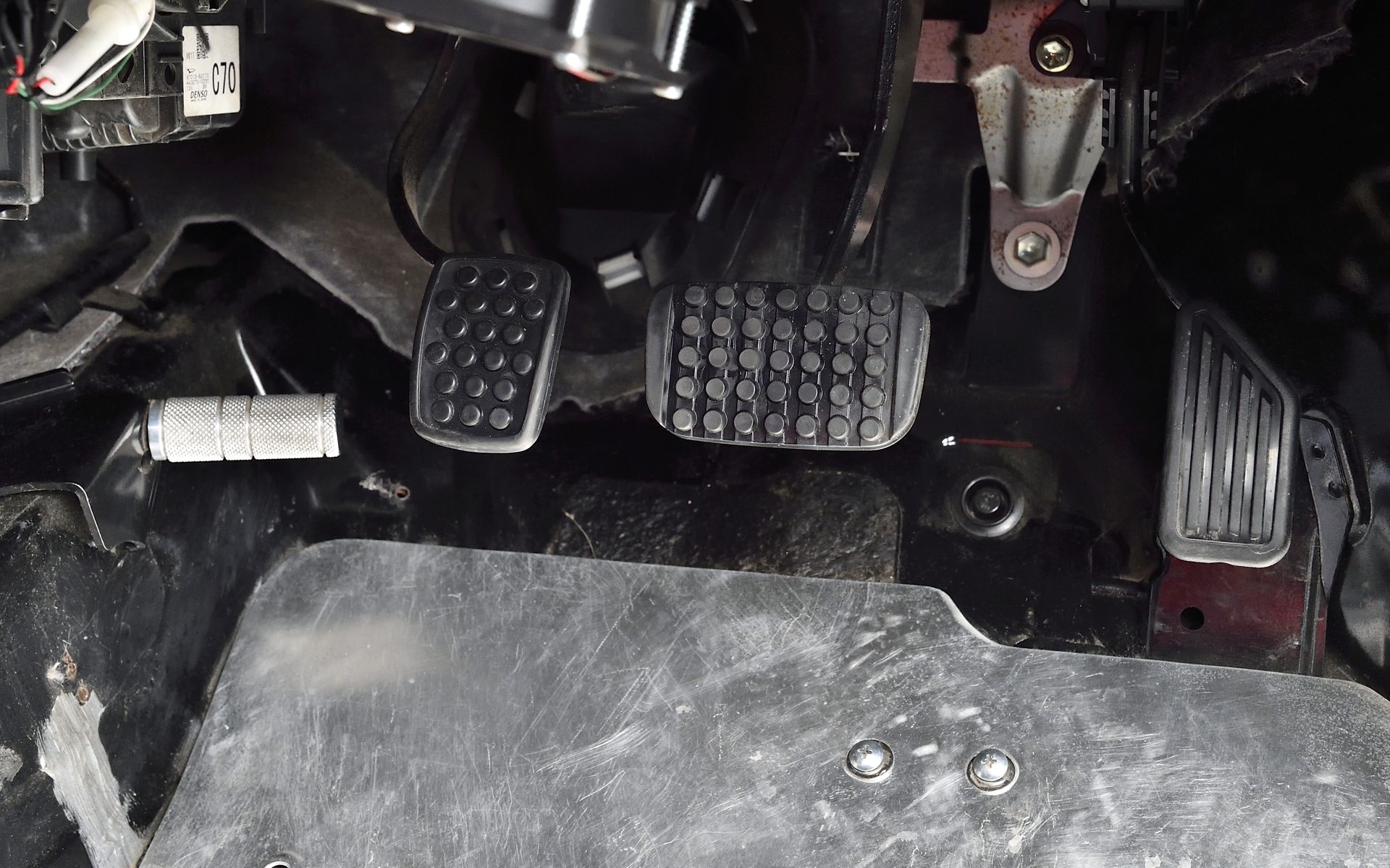 ペダルは左足ブレーキをしやすくなるように、CVT用を流用