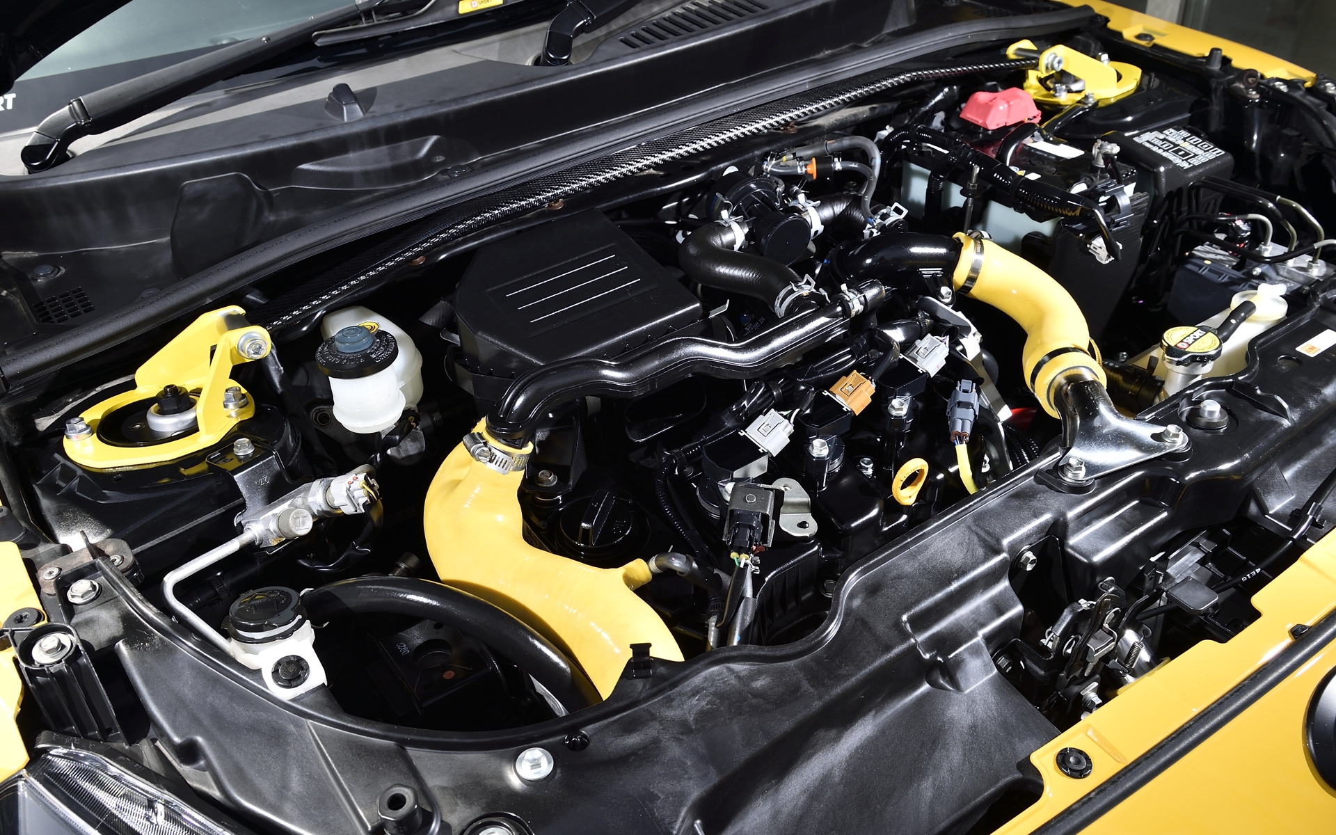 エンジンはホース類が変更されている。そのほかにラジエーター、インタークーラーがラリチャレ仕様になっているとのこと