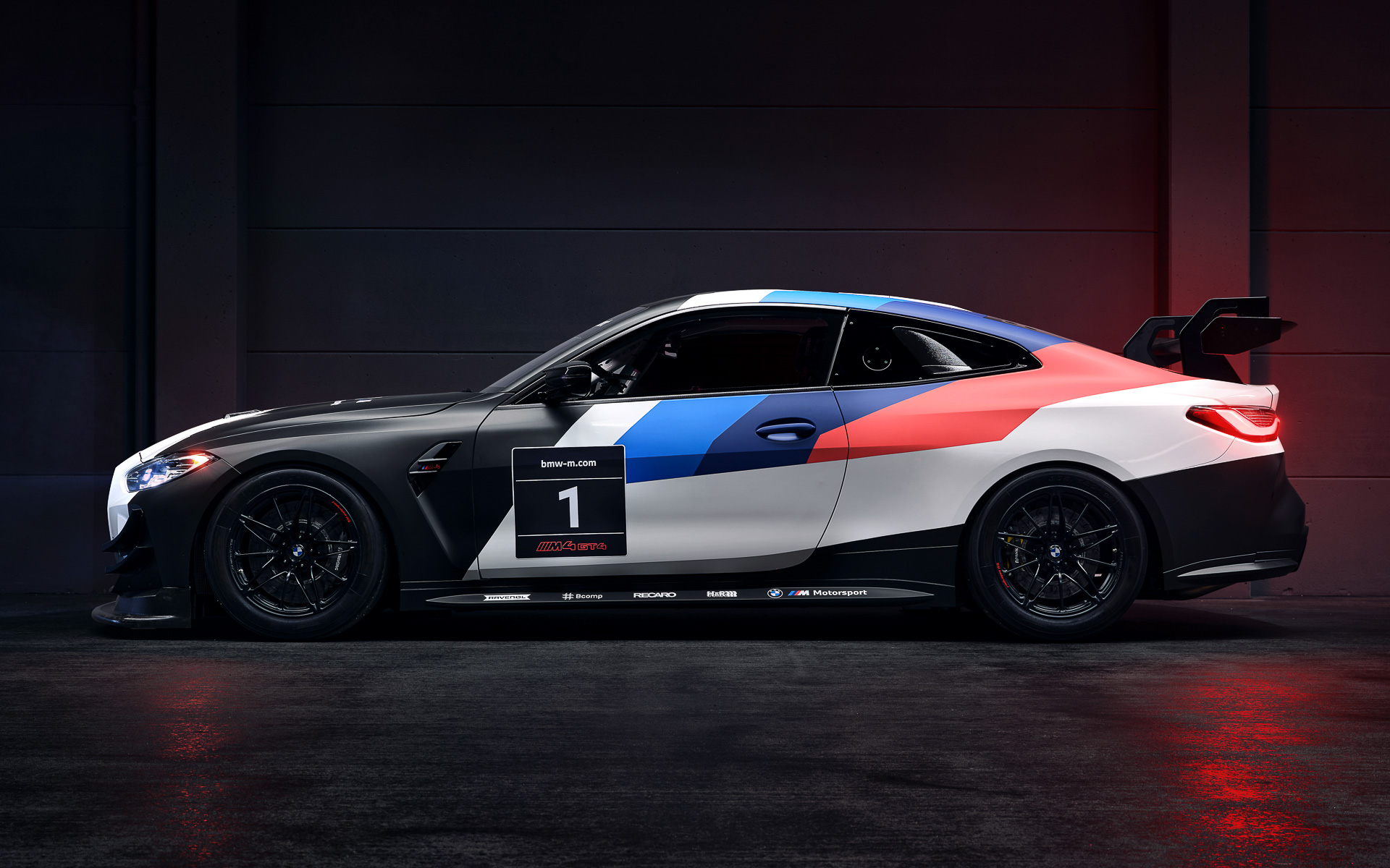 フロントスプリッターとリアウイング、サイドミラーを含めたボディサイズは4863×2093×1368mm（全長×全幅×全高）、ホイールベースは2857mm