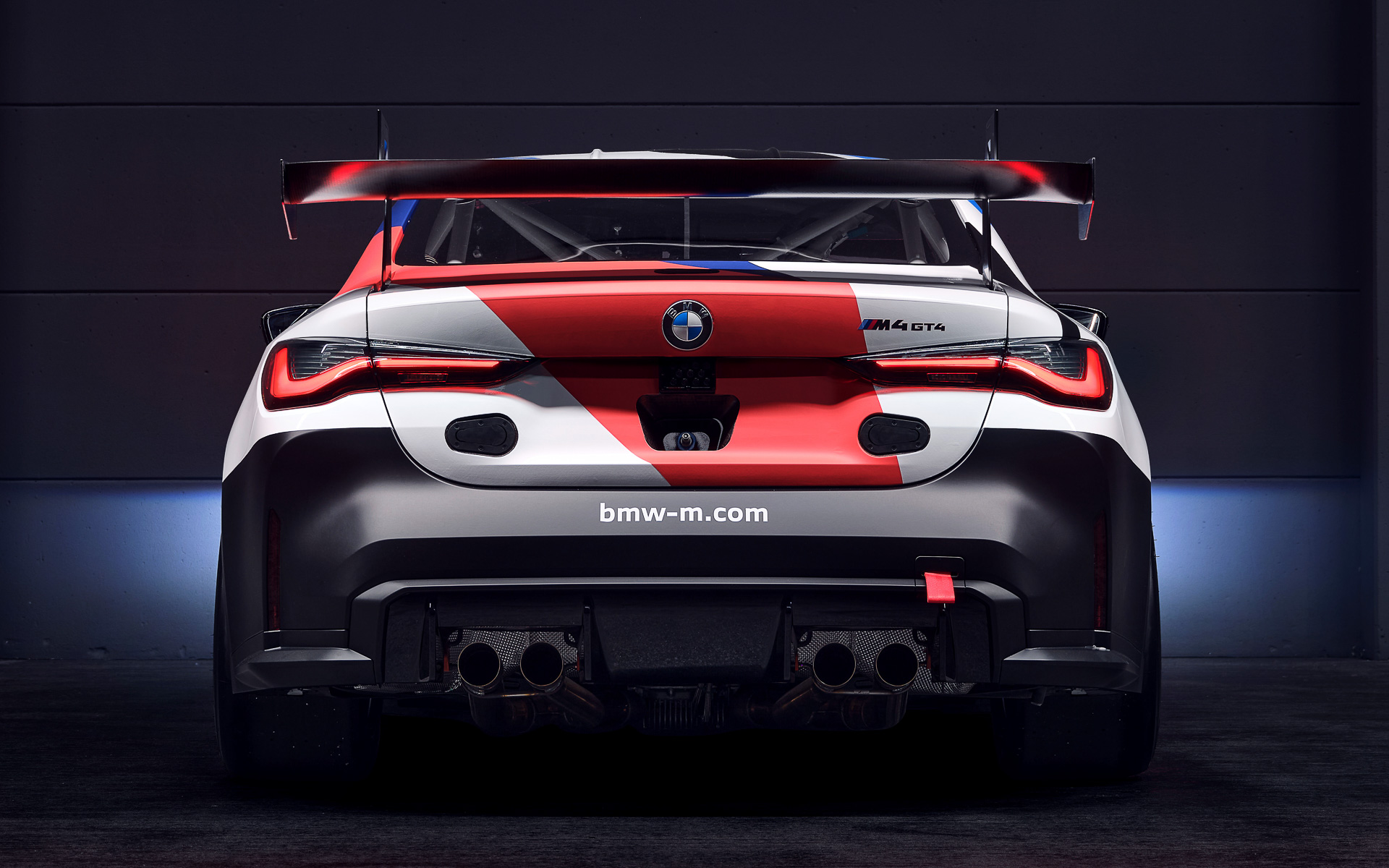 フロントスプリッターとリアウイング、サイドミラーを含めたボディサイズは4863×2093×1368mm（全長×全幅×全高）、ホイールベースは2857mm