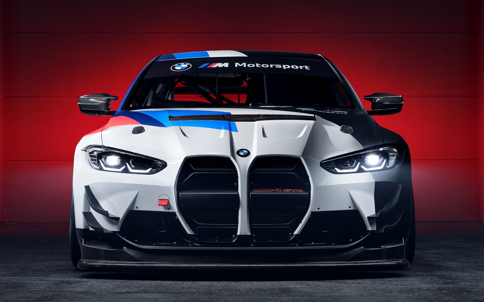 フロントスプリッターとリアウイング、サイドミラーを含めたボディサイズは4863×2093×1368mm（全長×全幅×全高）、ホイールベースは2857mm