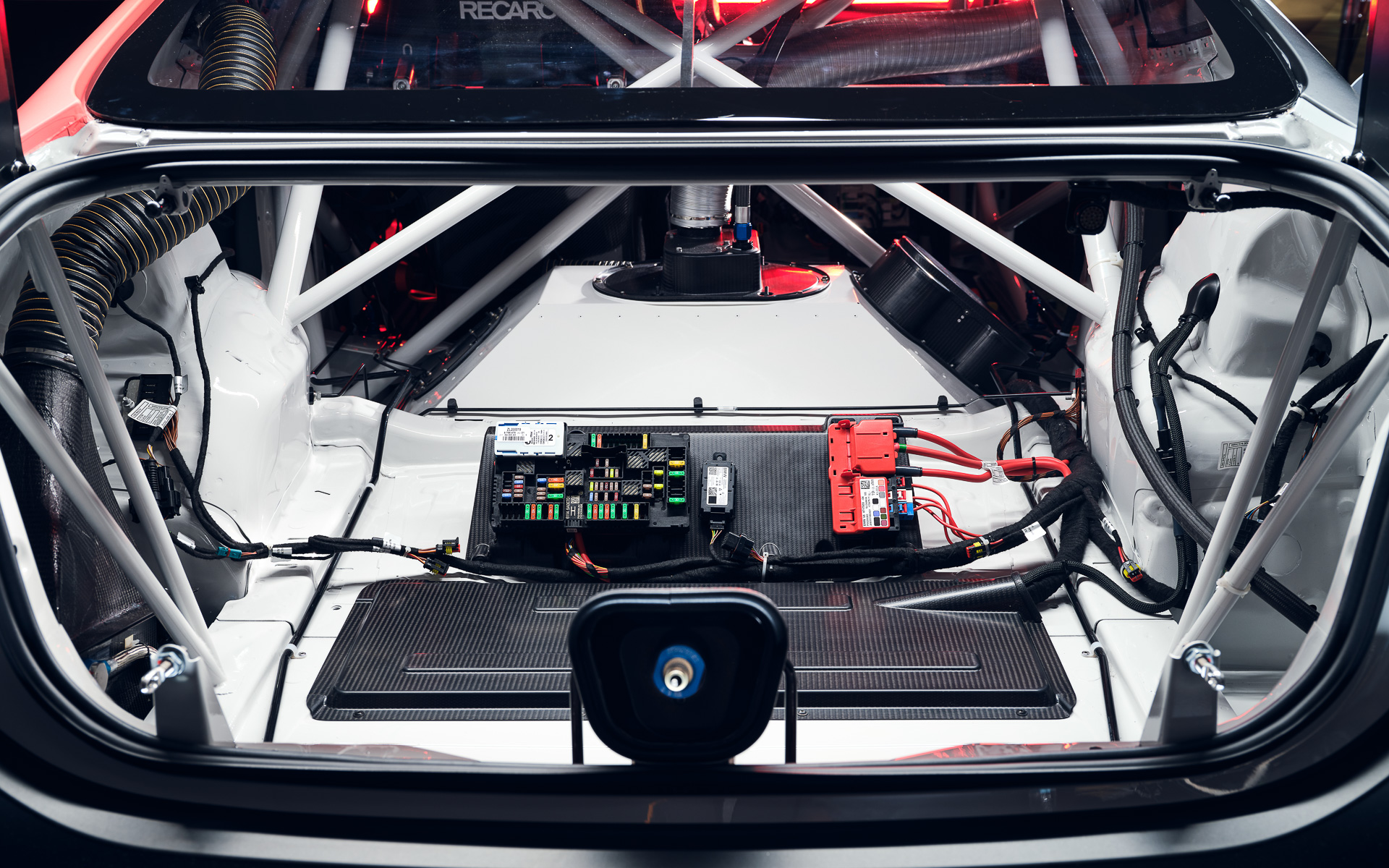 ボディは徹底的に軽量化が図られている