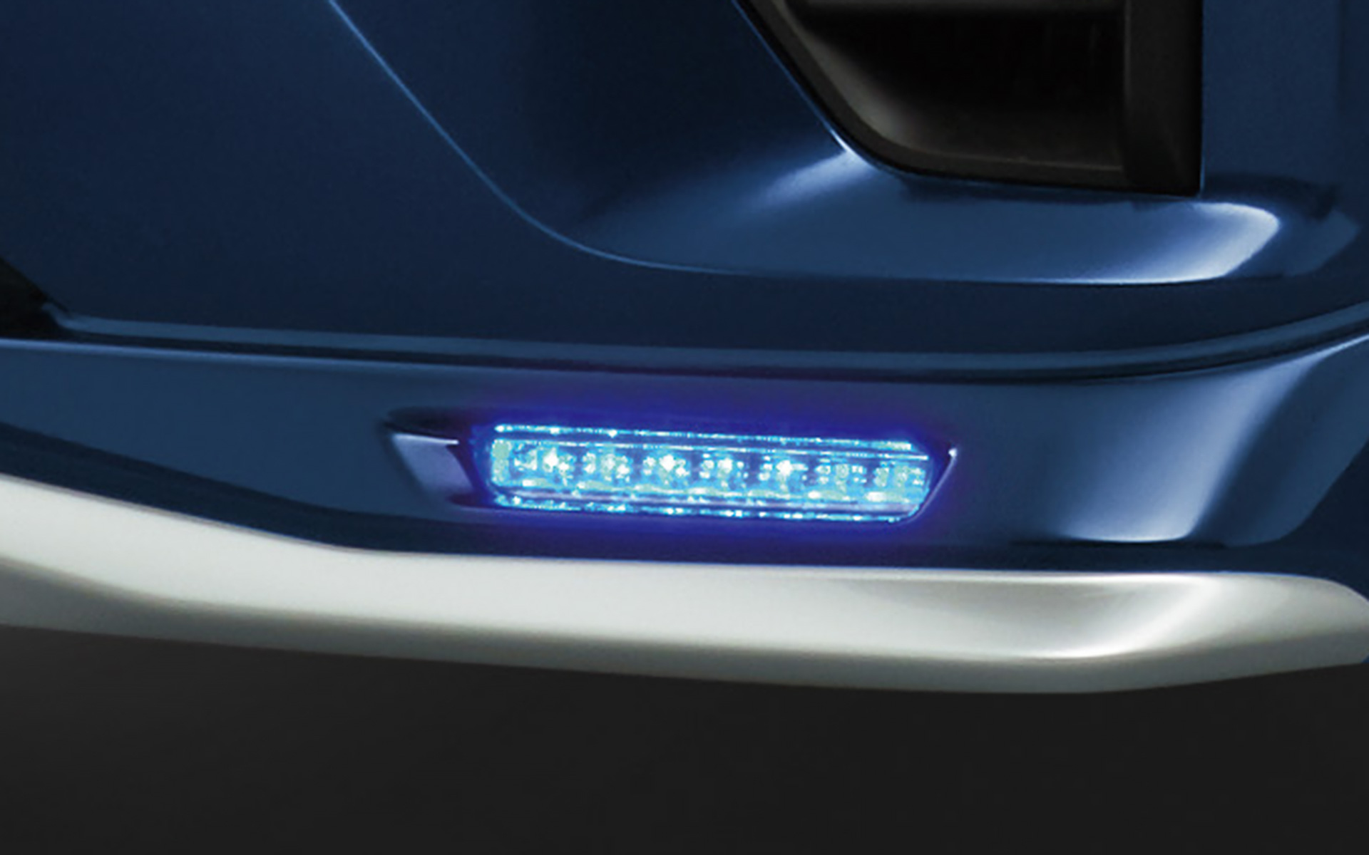 専用フロントプロテクター＆専用シグネチャーLED