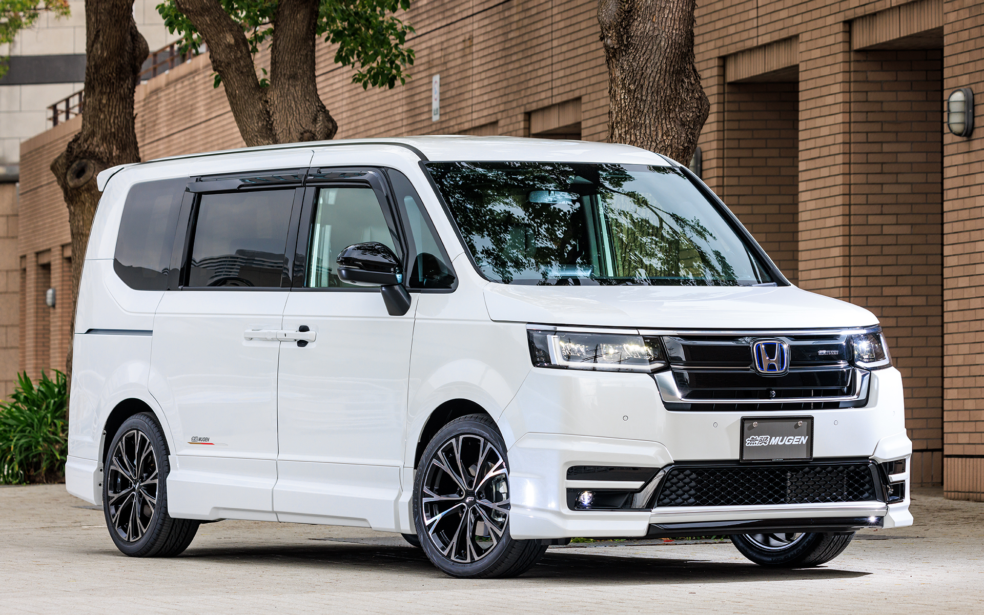 無限のカスタマイズパーツ装着車両。ベースはe:HEV SPADA PREMIUM LINE