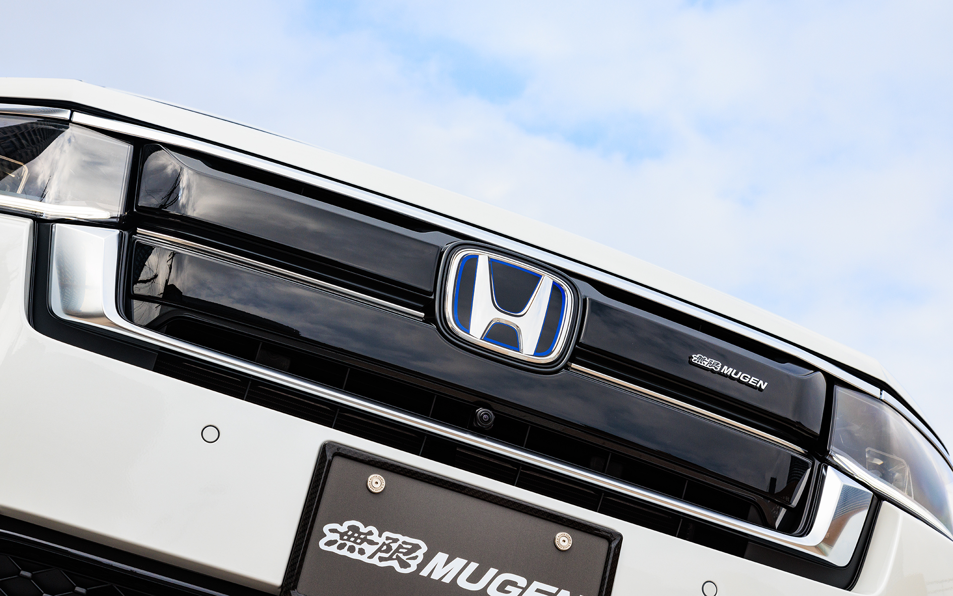 フロントグリルガーニッシュ。3ピース構成のツヤありブラック塗装（4万9500円/2022年8月発売予定）