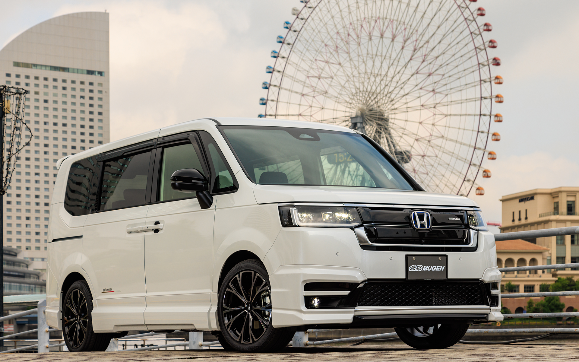 無限から新型「ステップワゴン」用のスポーティなカスタマイズパーツが発売された