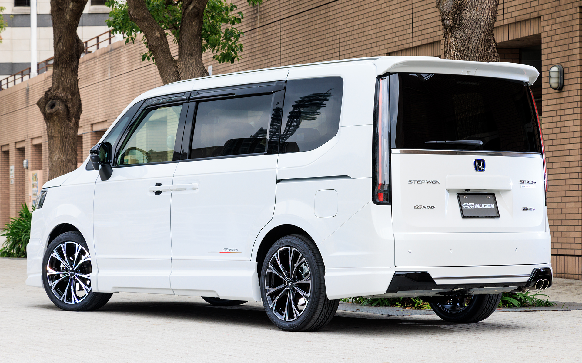 無限のカスタマイズパーツ装着車両。ベースはe:HEV SPADA PREMIUM LINE