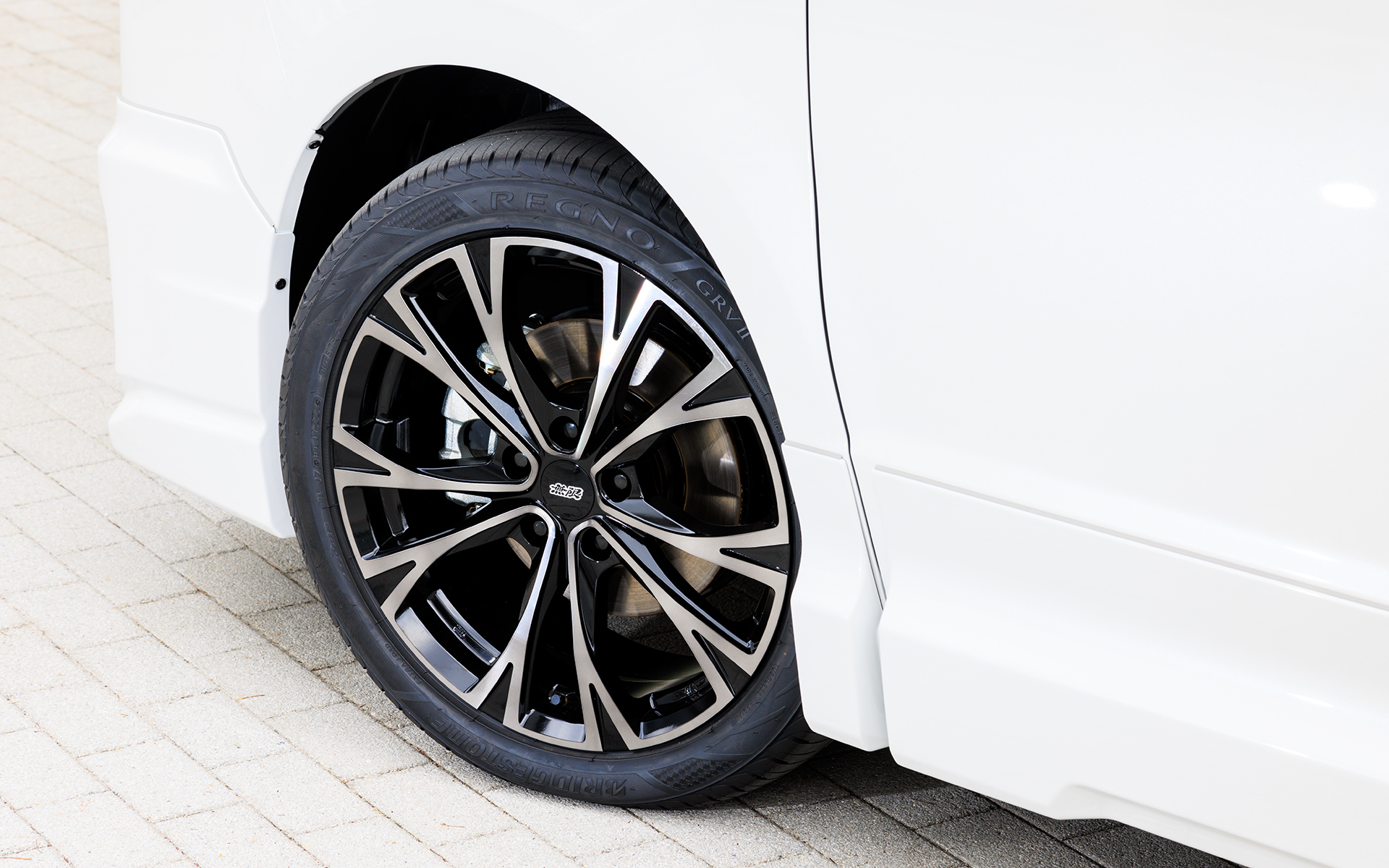 アルミホイール「MDW」。サイズは18×7.5J インセット40（5万2800円/本）