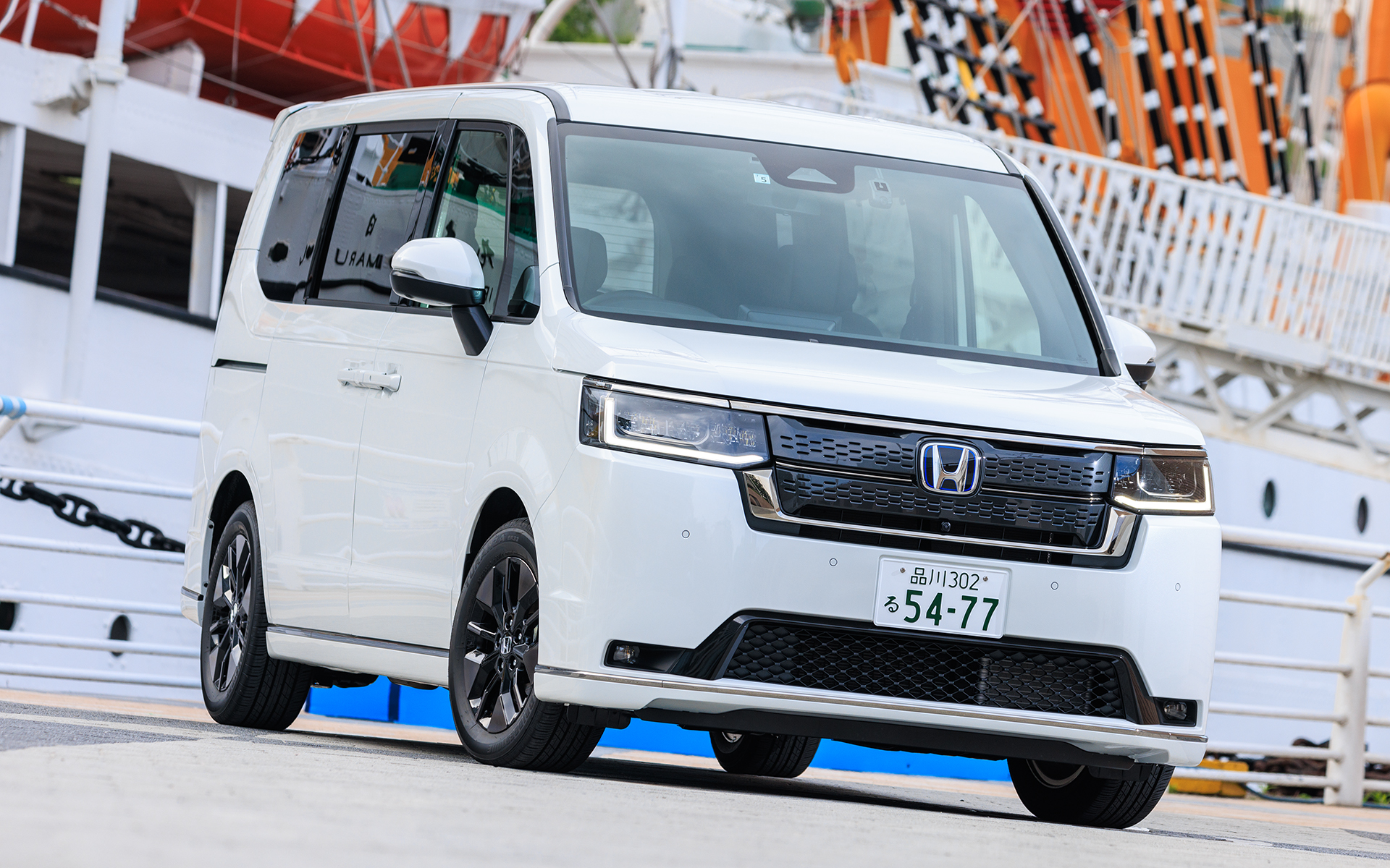 純正のスパーダの外観。車両下側のボリュームの違いがよく分かる