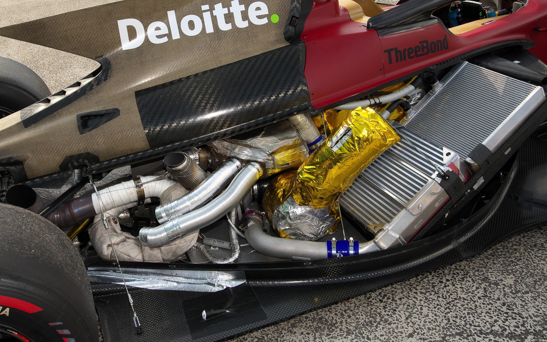 8気筒サウンド作りのキーポイント。2つの異なるな排気管が見える