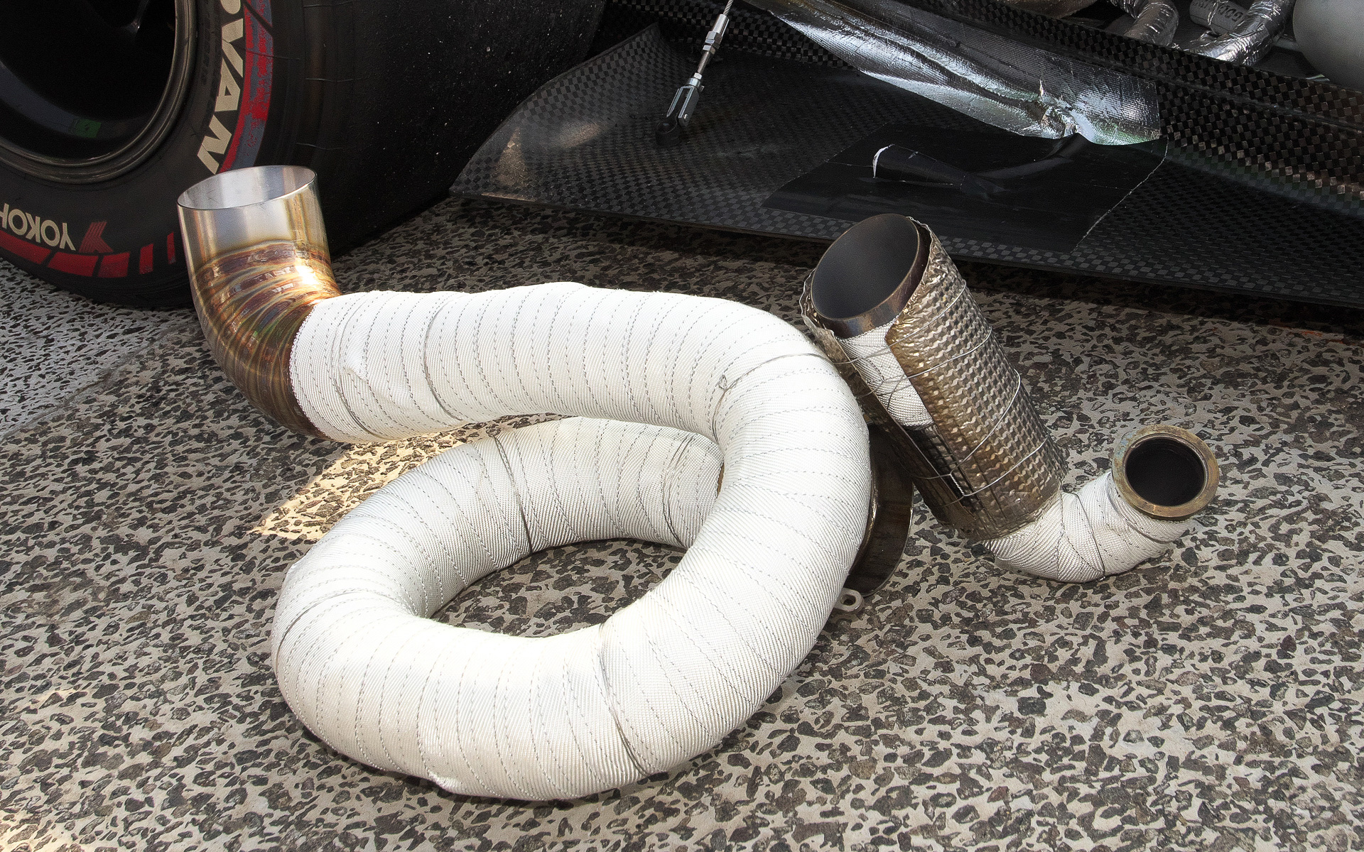 今回新たに作った排気管まわりの部品。長さが異なるのが分かる。1/2ではなく、1/4の長さに設計されているのだろうか