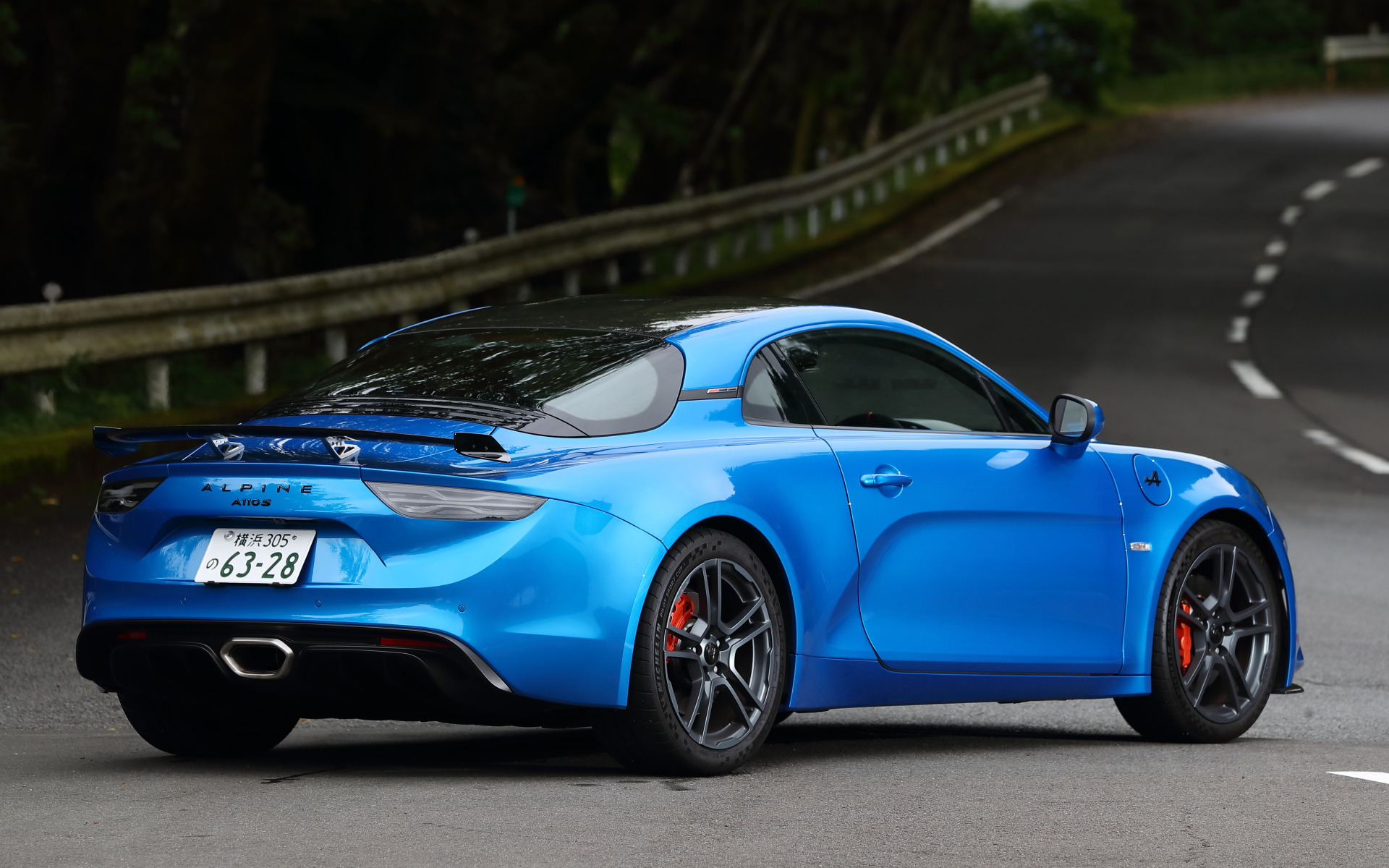 A110 S。ボディサイズは4205×1800×1250mm（全長×全幅×全高）、ホイールベースは2420mm（エアロキット装着車は全長4230mm）。車両重量は1120kg。GT/Sに搭載される直列4気筒DOHC 1.8リッター直噴ターボエンジンは最高出力221kW（300PS）/6300rpm、最大トルク340Nm（34.6kfgm）/2400rpmを発生する。トランスミッションには7速DCTを採用し、後輪を駆動する。標準モデルのほか、アルピーヌ推奨オプションを組み合わせたエッセンシャルパッケージモデルや、好みに応じたオプションを選択できる受注生産のアトリエアルピーヌも用意される