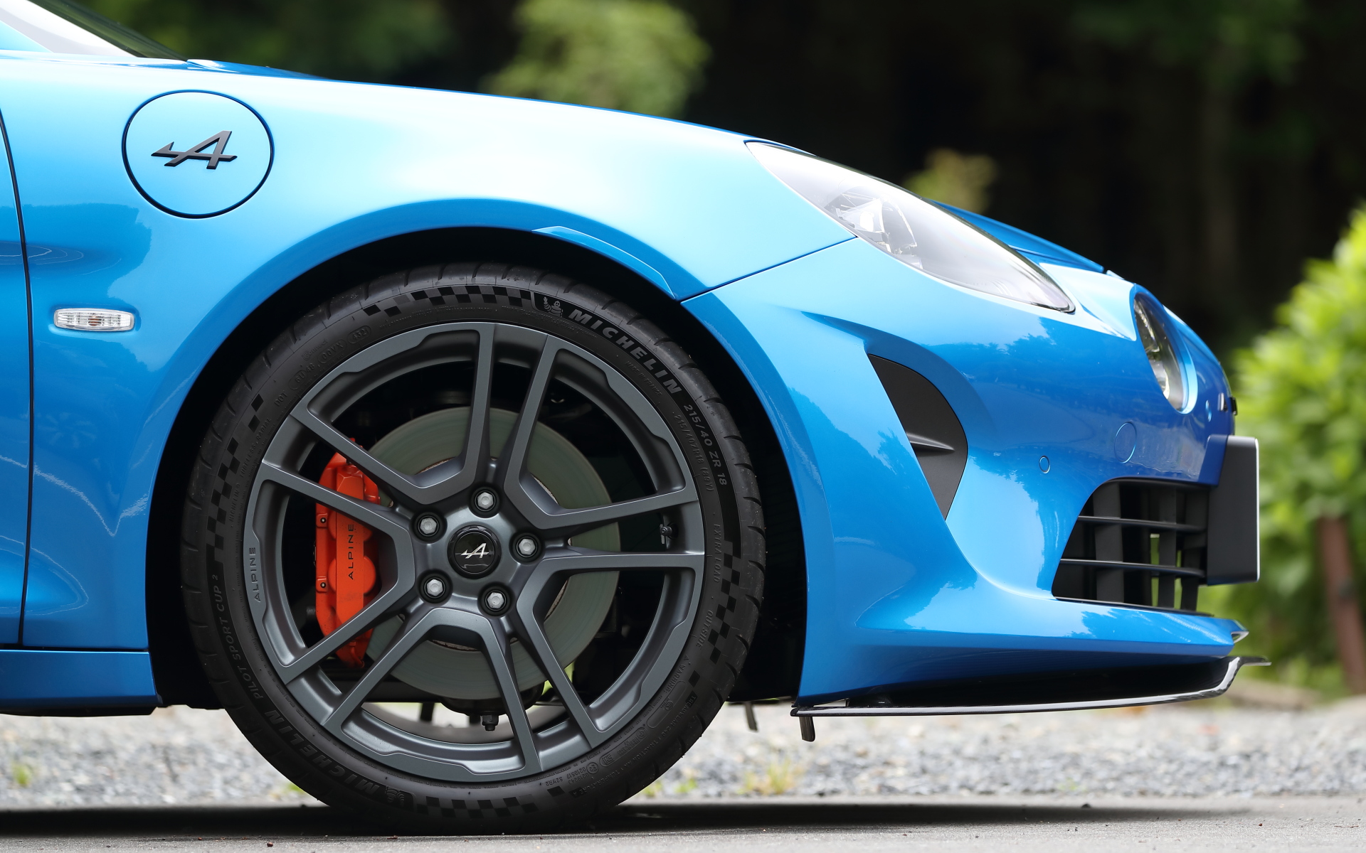 Sのタイヤサイズはフロント215/40R18、リア245/40R18。装着タイヤはミシュラン「パイロット スポーツ カップ 2」（通常はGTと同じパイロット スポーツ 4）