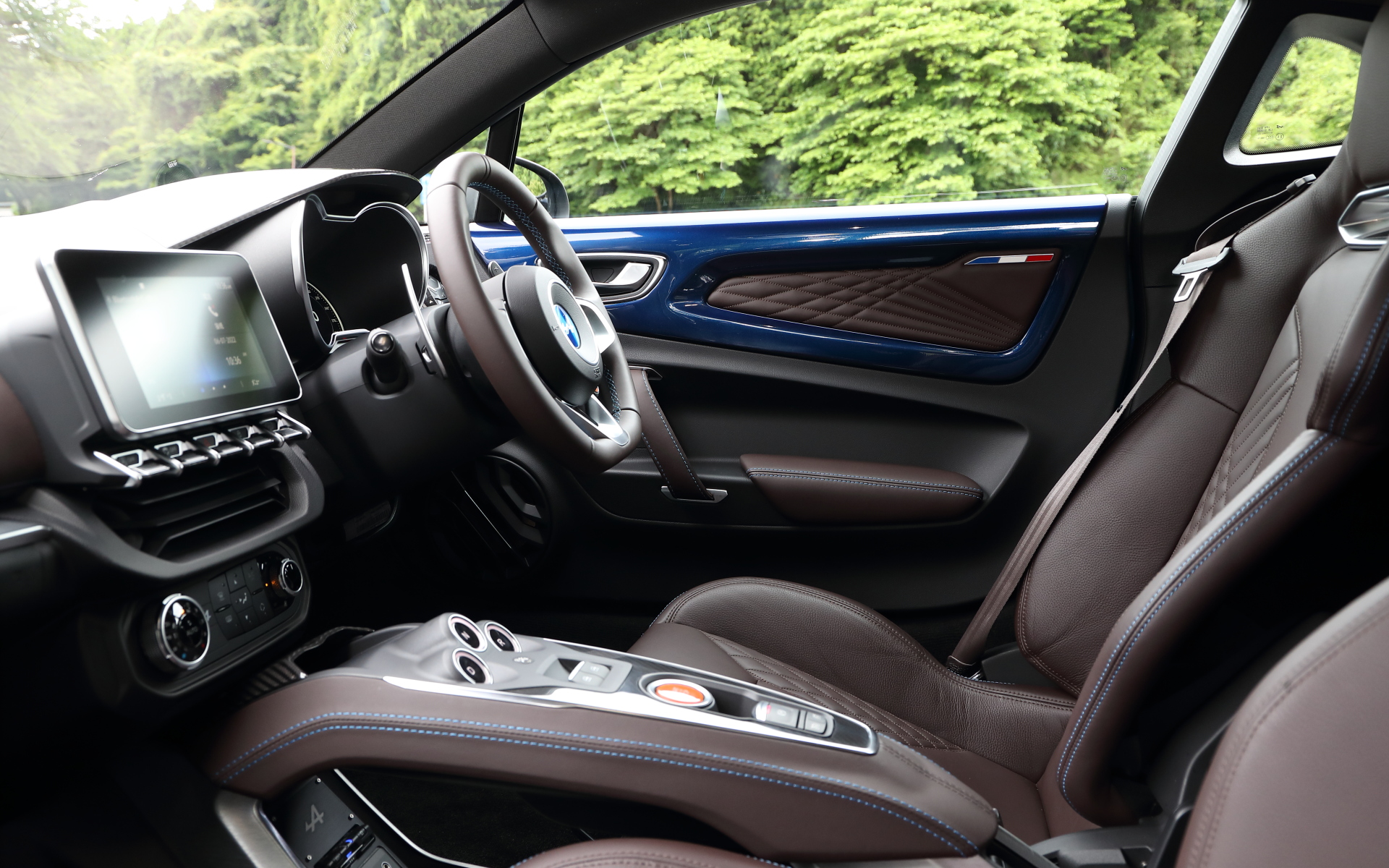 A110 GTのインテリア。エッセンシャルパッケージモデルとなり、ブラウンレザーのSabelt製スポーツシートを装着。カーボンやアルミ、レザーを使用してフレンチエレガンスを演出。FOCAL製軽量4スピーカー＋軽量サブウーファーを標準装備