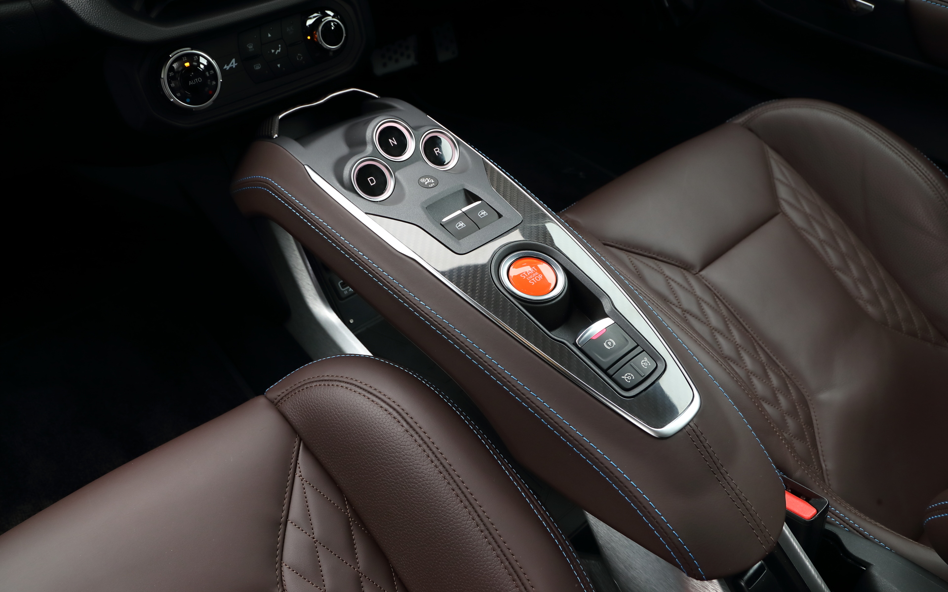 A110 GTのインテリア。エッセンシャルパッケージモデルとなり、ブラウンレザーのSabelt製スポーツシートを装着。カーボンやアルミ、レザーを使用してフレンチエレガンスを演出。FOCAL製軽量4スピーカー＋軽量サブウーファーを標準装備