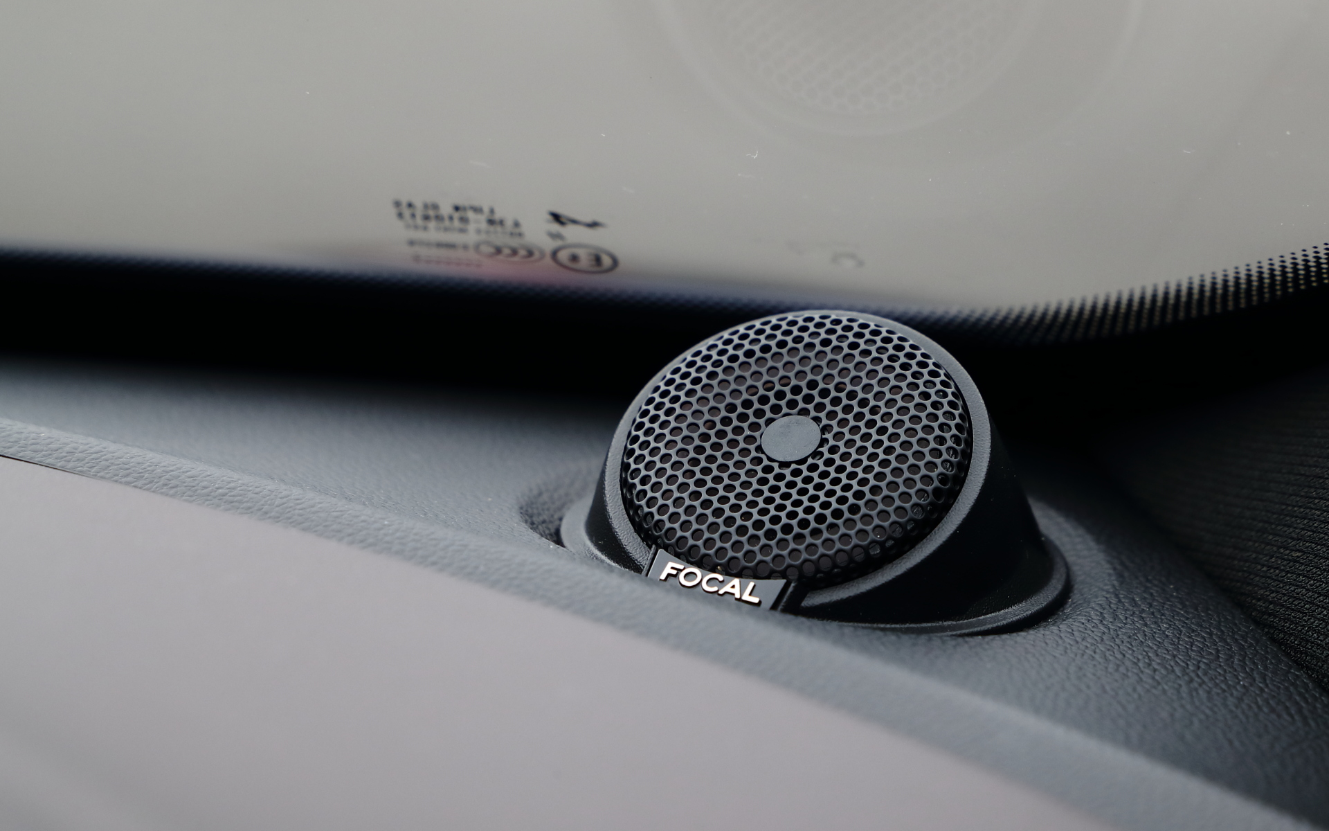 A110 GTのインテリア。エッセンシャルパッケージモデルとなり、ブラウンレザーのSabelt製スポーツシートを装着。カーボンやアルミ、レザーを使用してフレンチエレガンスを演出。FOCAL製軽量4スピーカー＋軽量サブウーファーを標準装備