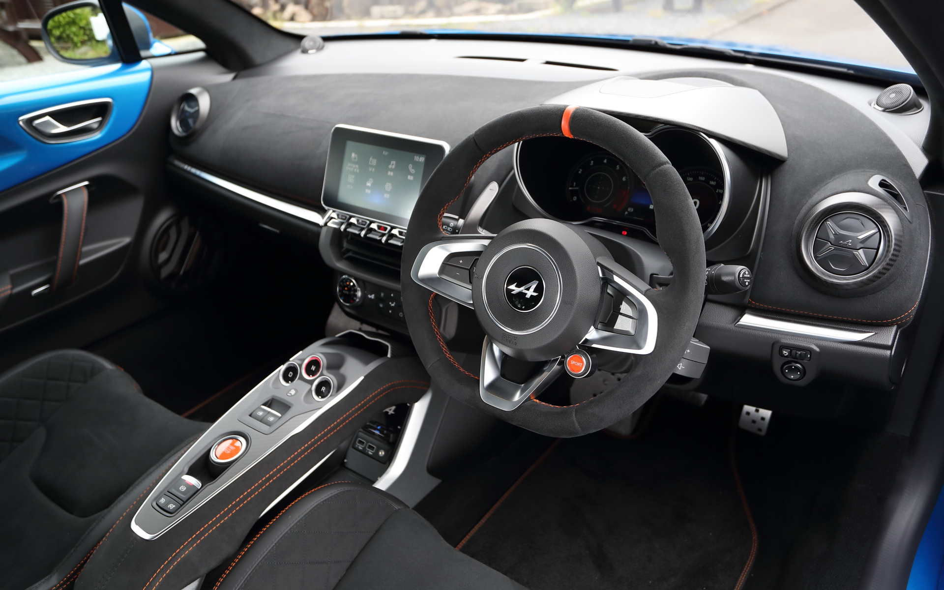 A110 Sのインテリア。Sabelt製軽量モノコックバケットシートを装着。レッドステッチがスポーティな雰囲気を演出