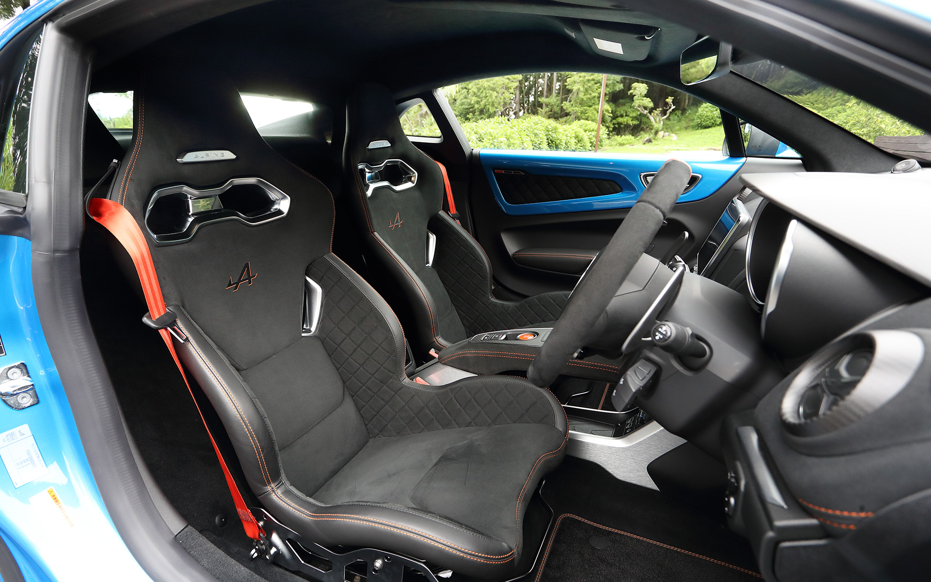 A110 Sのインテリア。Sabelt製軽量モノコックバケットシートを装着。レッドステッチがスポーティな雰囲気を演出