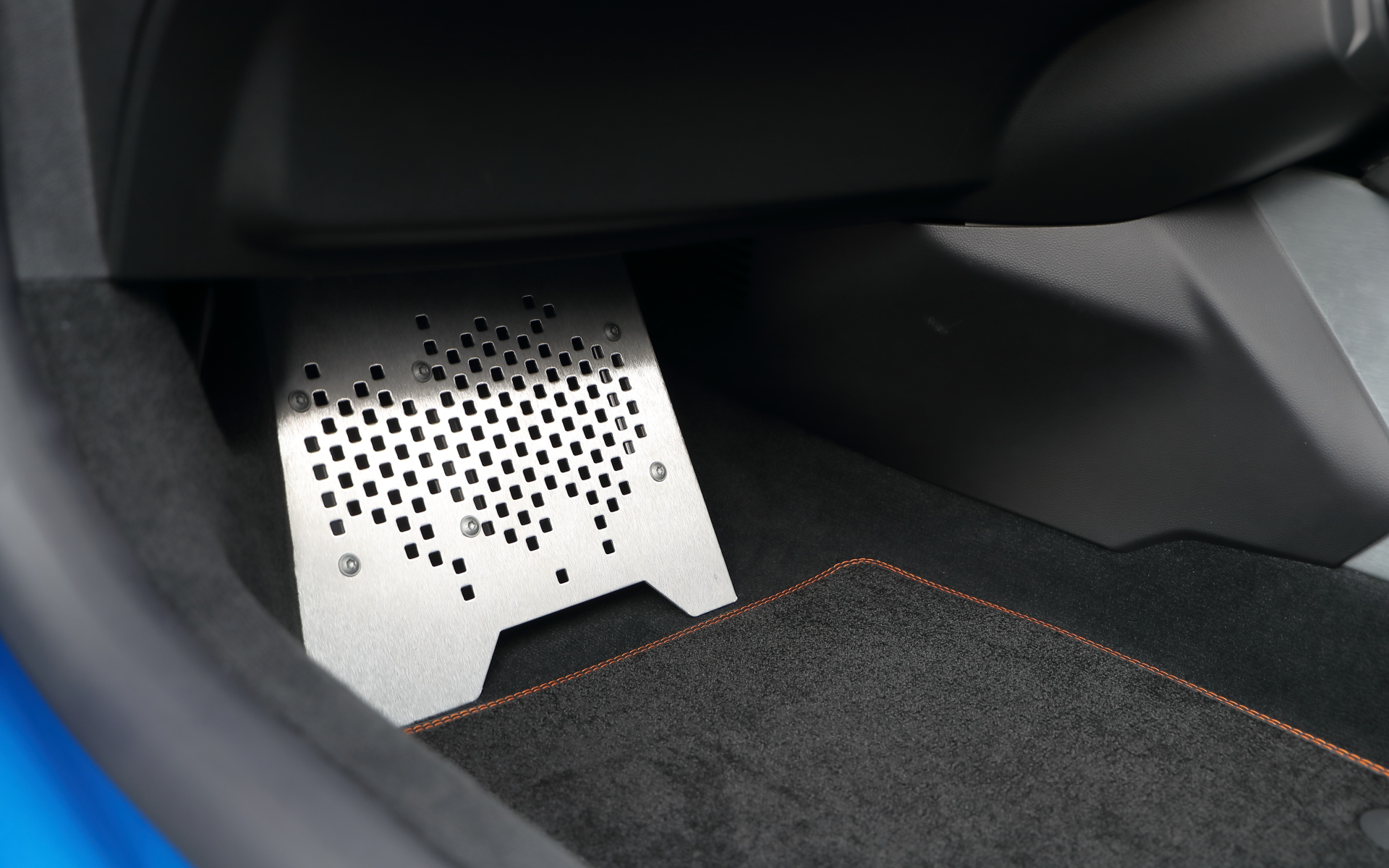 A110 Sのインテリア。Sabelt製軽量モノコックバケットシートを装着。レッドステッチがスポーティな雰囲気を演出