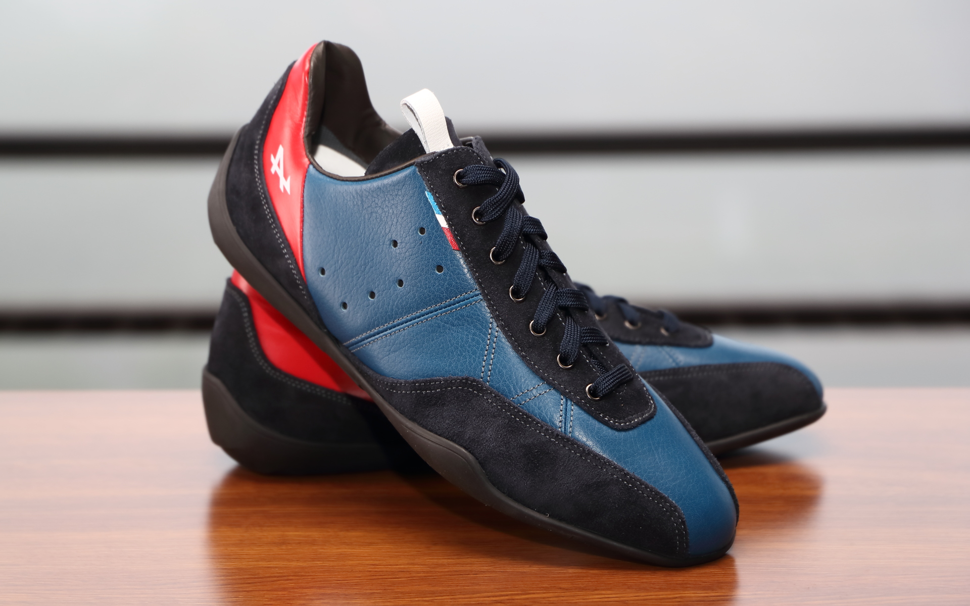 日本オリジナルのドライビングシューズ「ネグローニ SPH-G20 A1」も発売が予告されている