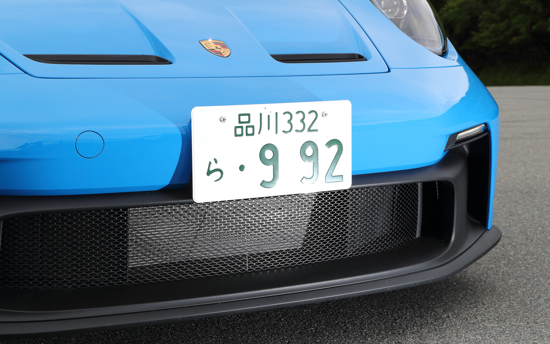 エクステリアでは911 RSR由来のスワンネック型リアウイングやディフューザーが印象的。CFRP製のフロントリッド、軽量ウィンドウ、軽合金製鍛造ホイール、リアシートコンパートメントカバーなどが軽量化に寄与し、車両重量はMT仕様車が1418kg、PDK仕様車が1435kgを実現する。足下はフロント20/リア21インチのGT3ホイールを装着し、タイヤはグッドイヤー「イーグル F1」（フロント255/35ZR20、リア315/30ZR21を組み合わせる