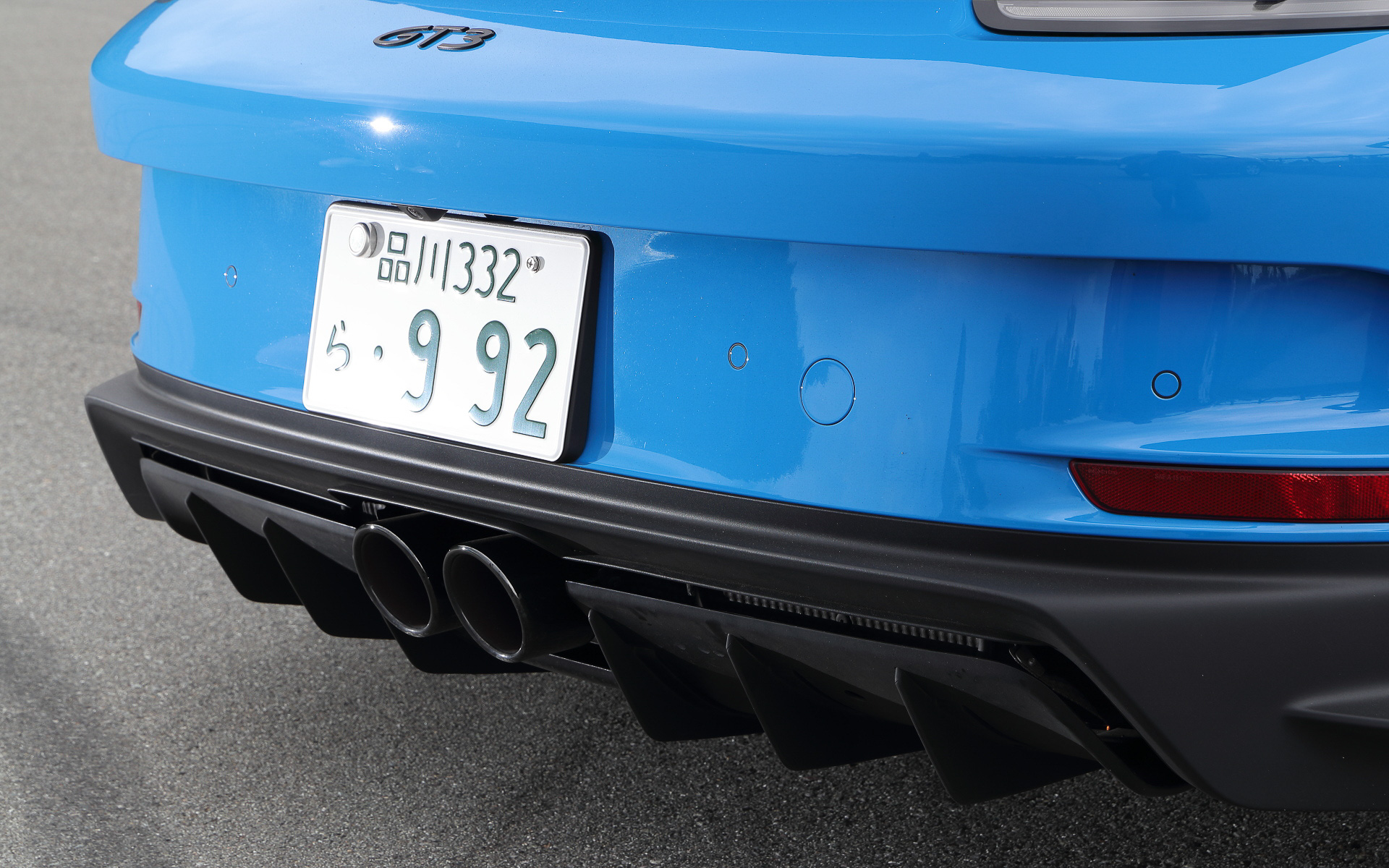 エクステリアでは911 RSR由来のスワンネック型リアウイングやディフューザーが印象的。CFRP製のフロントリッド、軽量ウィンドウ、軽合金製鍛造ホイール、リアシートコンパートメントカバーなどが軽量化に寄与し、車両重量はMT仕様車が1418kg、PDK仕様車が1435kgを実現する。足下はフロント20/リア21インチのGT3ホイールを装着し、タイヤはグッドイヤー「イーグル F1」（フロント255/35ZR20、リア315/30ZR21を組み合わせる