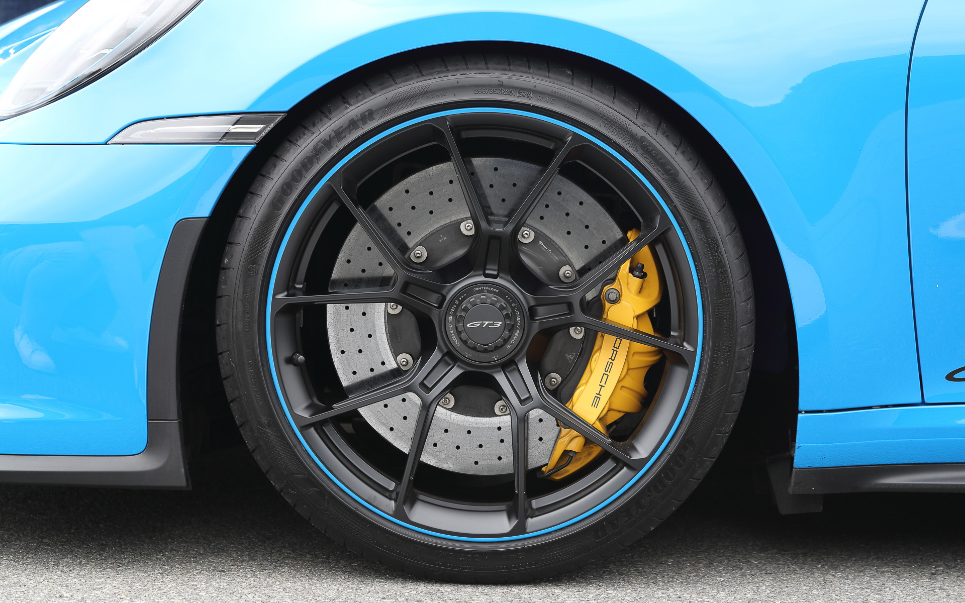 エクステリアでは911 RSR由来のスワンネック型リアウイングやディフューザーが印象的。CFRP製のフロントリッド、軽量ウィンドウ、軽合金製鍛造ホイール、リアシートコンパートメントカバーなどが軽量化に寄与し、車両重量はMT仕様車が1418kg、PDK仕様車が1435kgを実現する。足下はフロント20/リア21インチのGT3ホイールを装着し、タイヤはグッドイヤー「イーグル F1」（フロント255/35ZR20、リア315/30ZR21を組み合わせる