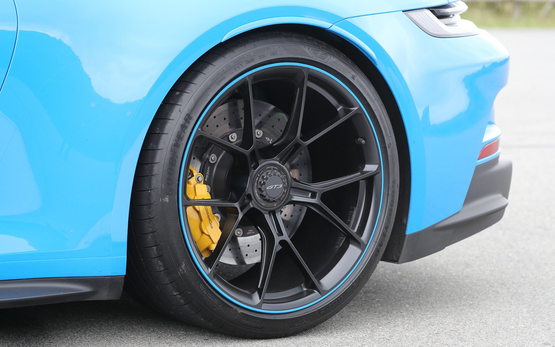 エクステリアでは911 RSR由来のスワンネック型リアウイングやディフューザーが印象的。CFRP製のフロントリッド、軽量ウィンドウ、軽合金製鍛造ホイール、リアシートコンパートメントカバーなどが軽量化に寄与し、車両重量はMT仕様車が1418kg、PDK仕様車が1435kgを実現する。足下はフロント20/リア21インチのGT3ホイールを装着し、タイヤはグッドイヤー「イーグル F1」（フロント255/35ZR20、リア315/30ZR21を組み合わせる