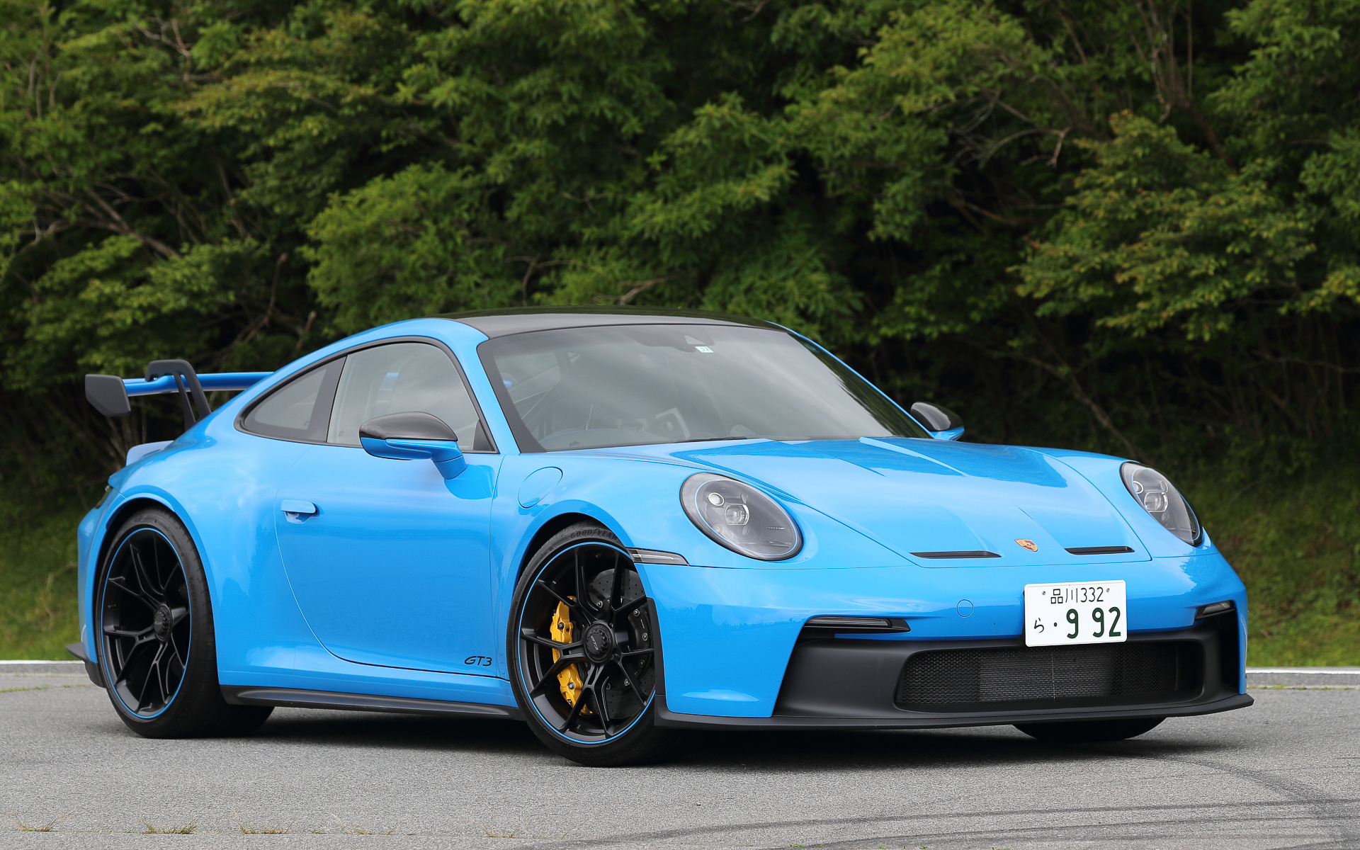 今回試乗したのは2021年4月に予約受注を開始した新型「911 GT3」（2296万円）。6速MTまたは7速PDKが用意され、今回の試乗車は後者。ボディサイズは4573×1852×1279mm（全長×全幅×全高）、ホイールベースは2457mm。最高出力375kW（510PS）/8400rpm、最大トルク470Nm/6100rpmを発生する自然吸気の水平対向6気筒 4.0リッターエンジンを搭載。撮影車のボディカラーはシャークブルー