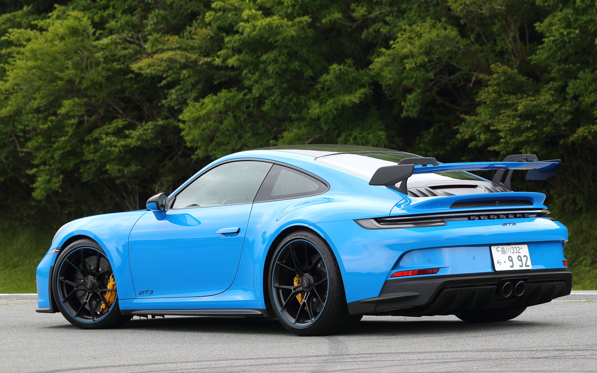 今回試乗したのは2021年4月に予約受注を開始した新型「911 GT3」（2296万円）。6速MTまたは7速PDKが用意され、今回の試乗車は後者。ボディサイズは4573×1852×1279mm（全長×全幅×全高）、ホイールベースは2457mm。最高出力375kW（510PS）/8400rpm、最大トルク470Nm/6100rpmを発生する自然吸気の水平対向6気筒 4.0リッターエンジンを搭載。撮影車のボディカラーはシャークブルー