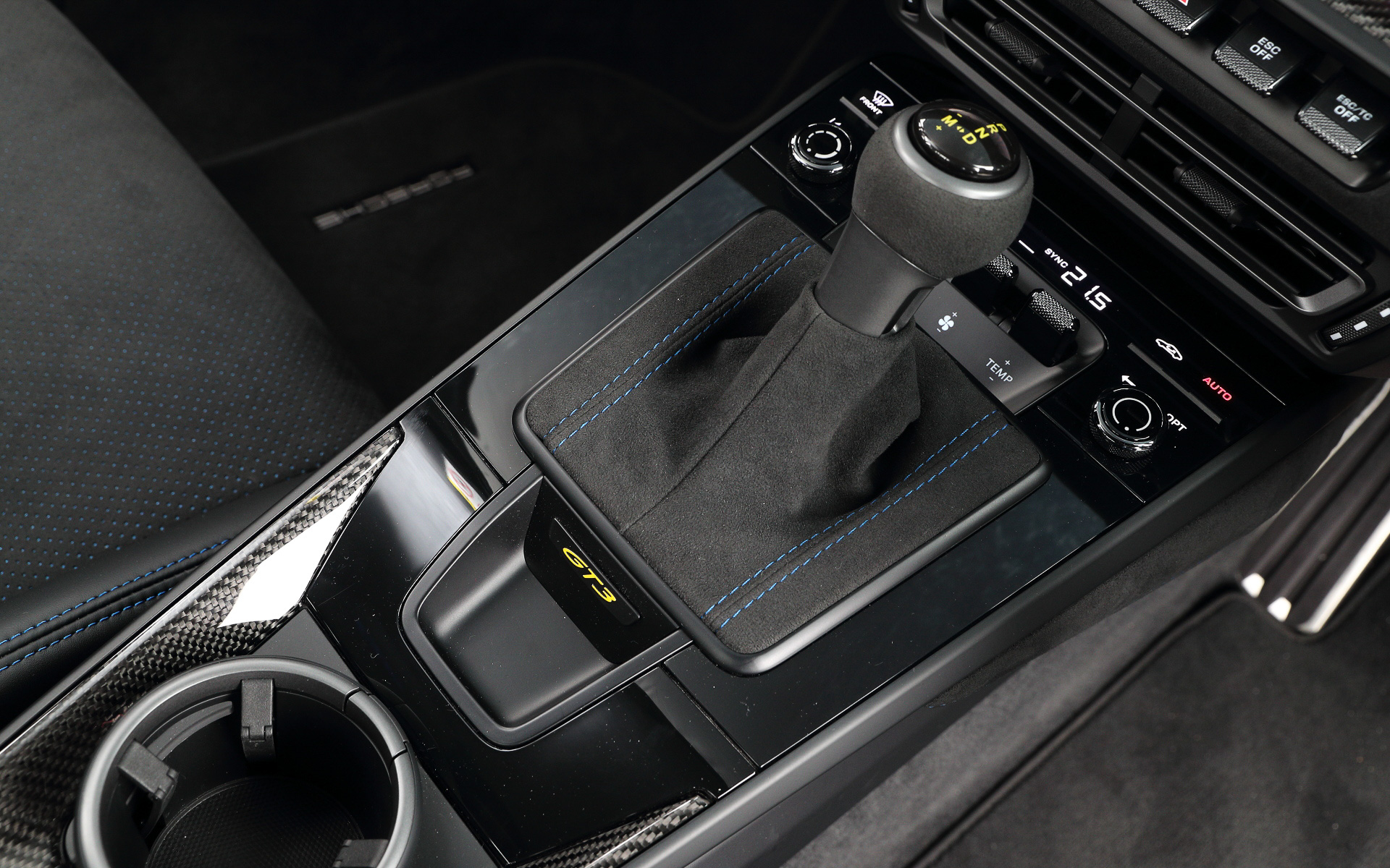 無償オプションの「クラブ スポーツ パッケージ」に含まれるスチール製ロールケージを装備して2名乗車仕様となる911 GT3のインテリア。メーター中央に最高回転数10000rpmのタコメーターをレイアウトし、タイヤ空気圧インジケーター、油圧、油温、燃料残量、水温といったサーキット走行に不可欠な情報を得ることが可能。フルバケットシートやシャークブルーカラーのシートベルトなどはオプション設定