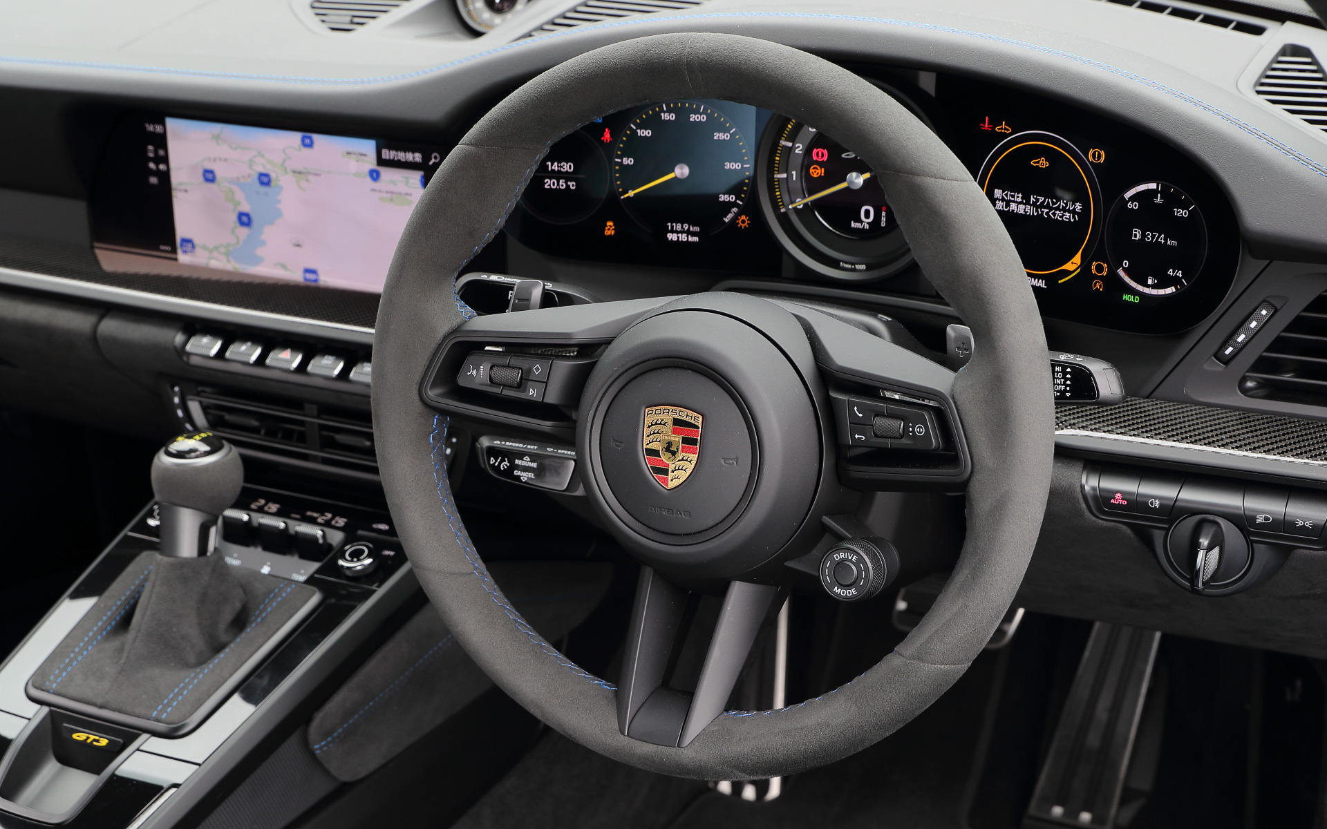 無償オプションの「クラブ スポーツ パッケージ」に含まれるスチール製ロールケージを装備して2名乗車仕様となる911 GT3のインテリア。メーター中央に最高回転数10000rpmのタコメーターをレイアウトし、タイヤ空気圧インジケーター、油圧、油温、燃料残量、水温といったサーキット走行に不可欠な情報を得ることが可能。フルバケットシートやシャークブルーカラーのシートベルトなどはオプション設定