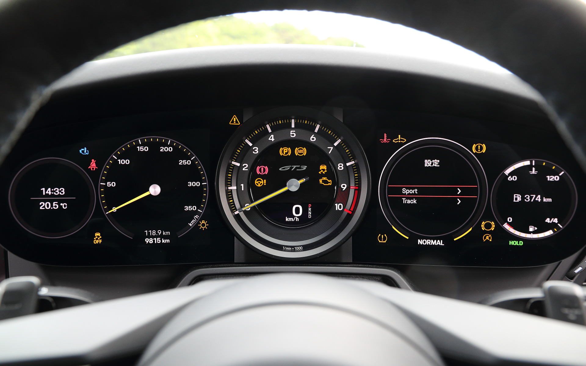 無償オプションの「クラブ スポーツ パッケージ」に含まれるスチール製ロールケージを装備して2名乗車仕様となる911 GT3のインテリア。メーター中央に最高回転数10000rpmのタコメーターをレイアウトし、タイヤ空気圧インジケーター、油圧、油温、燃料残量、水温といったサーキット走行に不可欠な情報を得ることが可能。フルバケットシートやシャークブルーカラーのシートベルトなどはオプション設定
