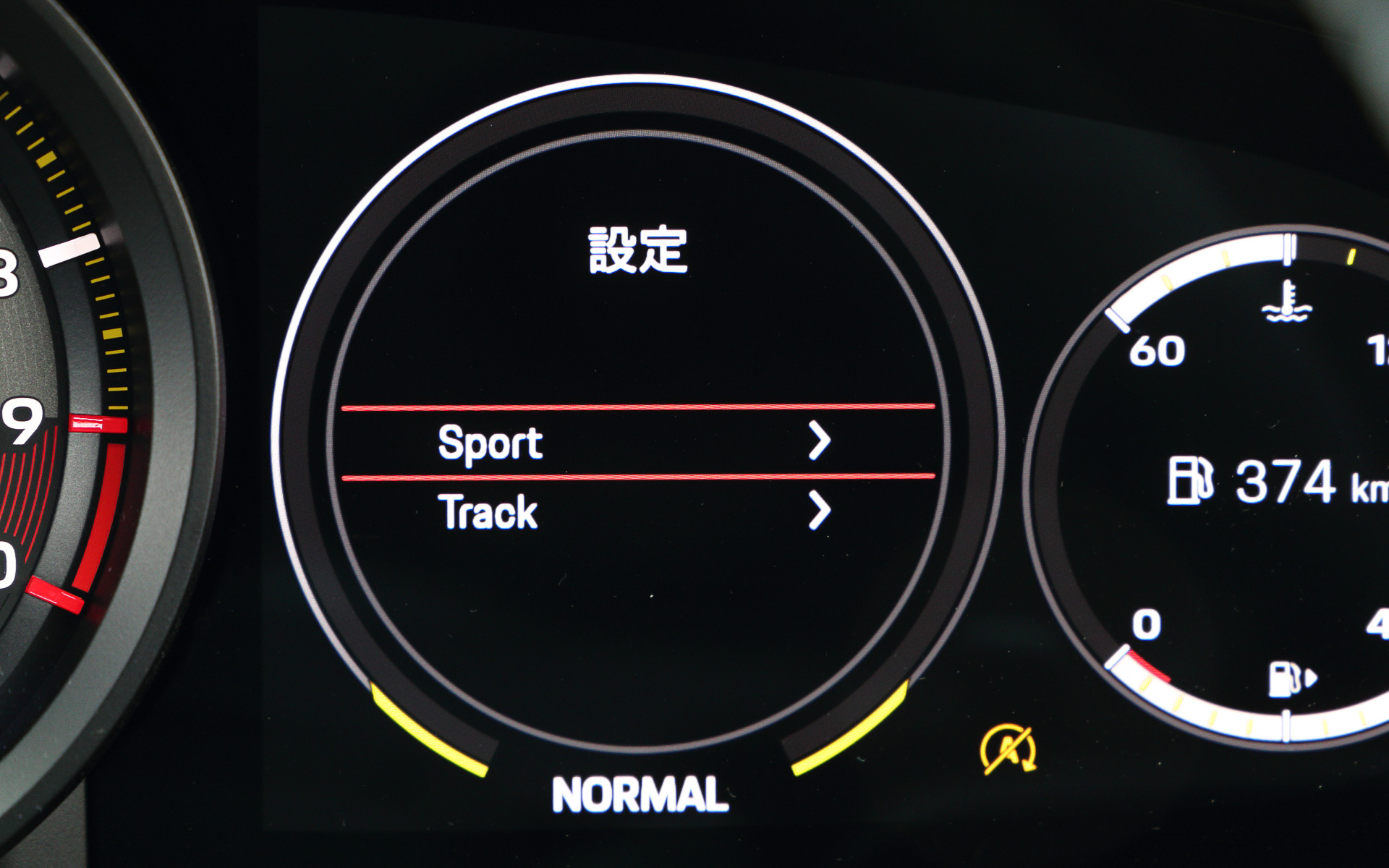 無償オプションの「クラブ スポーツ パッケージ」に含まれるスチール製ロールケージを装備して2名乗車仕様となる911 GT3のインテリア。メーター中央に最高回転数10000rpmのタコメーターをレイアウトし、タイヤ空気圧インジケーター、油圧、油温、燃料残量、水温といったサーキット走行に不可欠な情報を得ることが可能。フルバケットシートやシャークブルーカラーのシートベルトなどはオプション設定