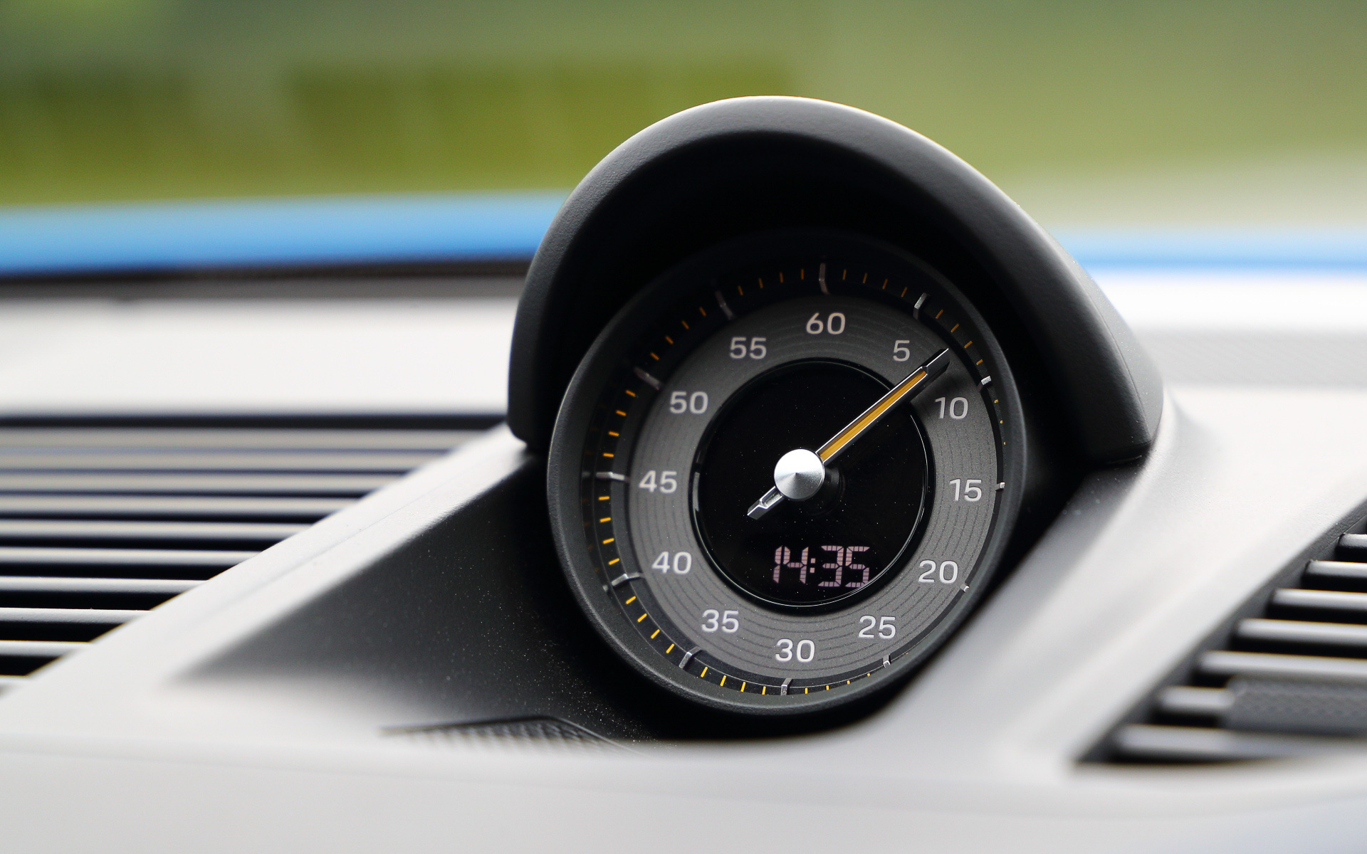 無償オプションの「クラブ スポーツ パッケージ」に含まれるスチール製ロールケージを装備して2名乗車仕様となる911 GT3のインテリア。メーター中央に最高回転数10000rpmのタコメーターをレイアウトし、タイヤ空気圧インジケーター、油圧、油温、燃料残量、水温といったサーキット走行に不可欠な情報を得ることが可能。フルバケットシートやシャークブルーカラーのシートベルトなどはオプション設定