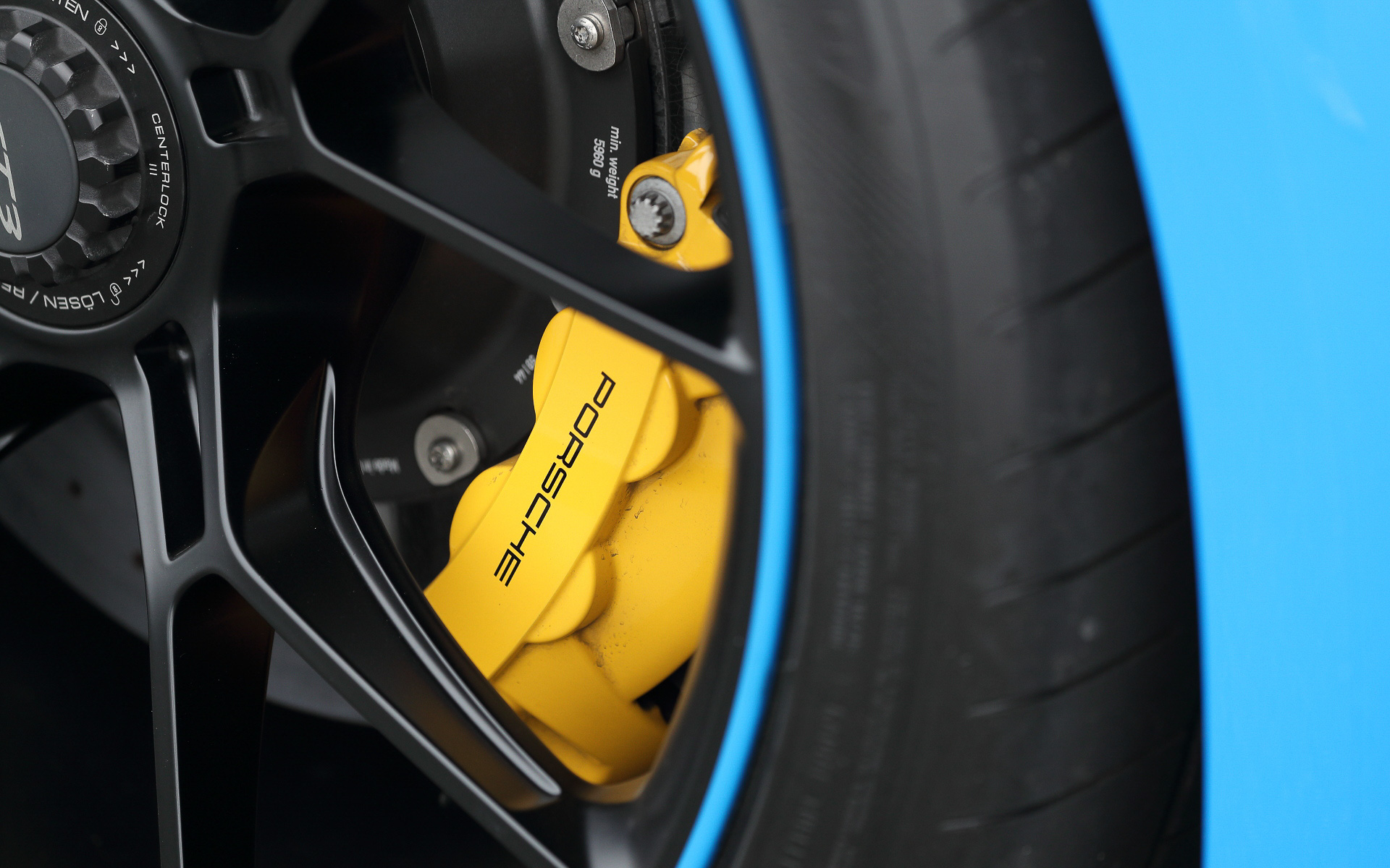 エクステリアでは911 RSR由来のスワンネック型リアウイングやディフューザーが印象的。CFRP製のフロントリッド、軽量ウィンドウ、軽合金製鍛造ホイール、リアシートコンパートメントカバーなどが軽量化に寄与し、車両重量はMT仕様車が1418kg、PDK仕様車が1435kgを実現する。足下はフロント20/リア21インチのGT3ホイールを装着し、タイヤはグッドイヤー「イーグル F1」（フロント255/35ZR20、リア315/30ZR21を組み合わせる