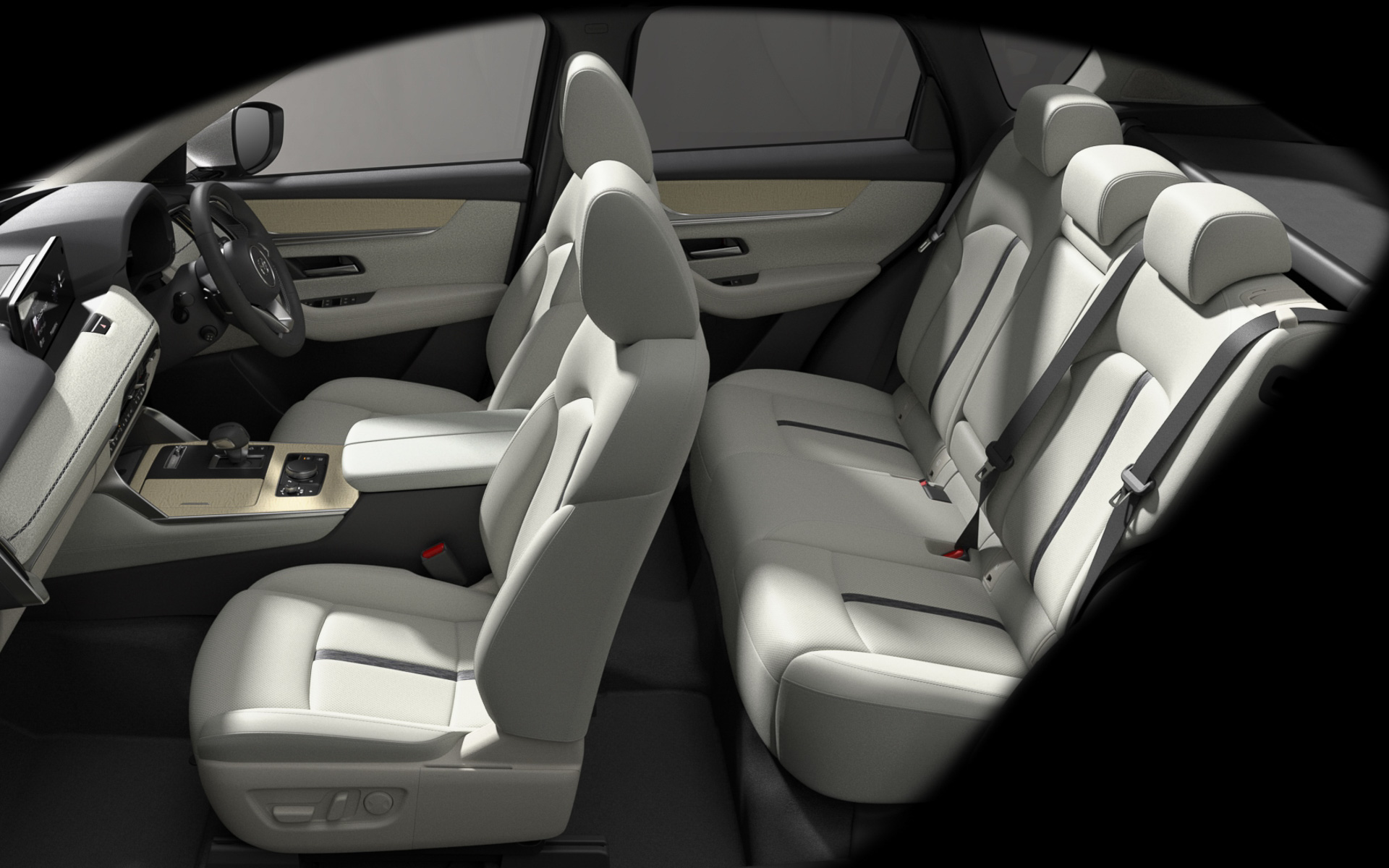 後部席は4：2：4の3分割タイプで中央だけ倒せば4名乗車で長い荷物も積載できる